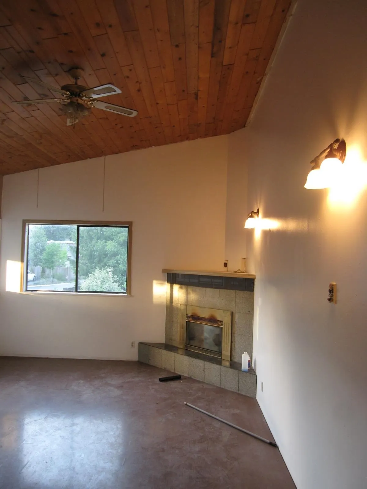 UPPER 2165 Prairie Avenue