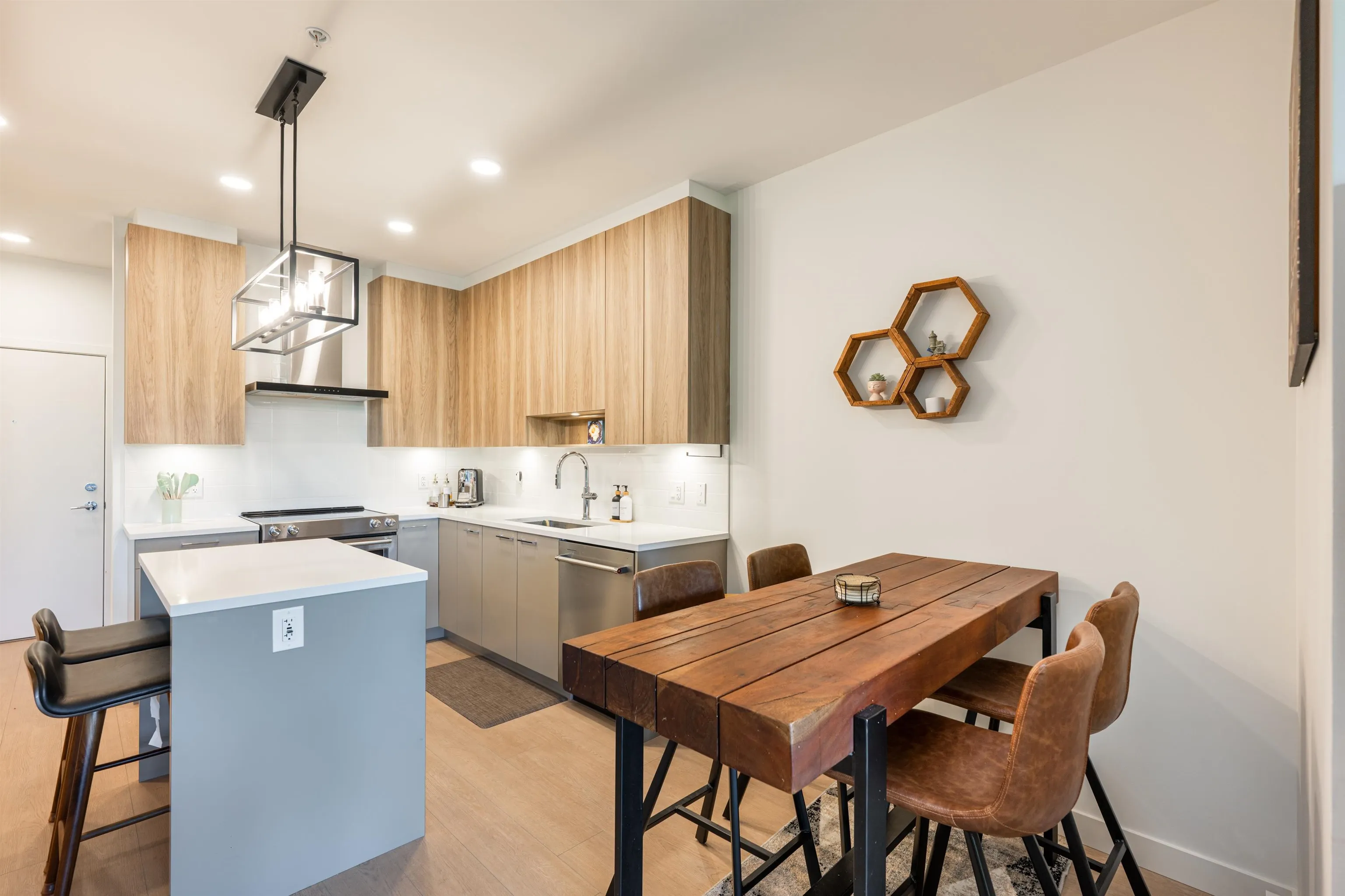 412 7588 16th Street
