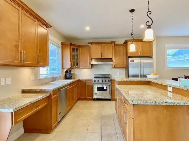60XX Dunsmuir Crescent