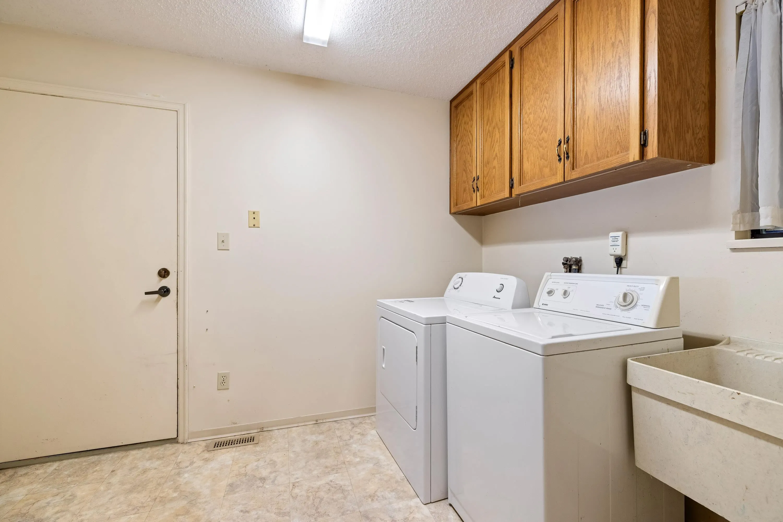 5757 Goldenrod Crescent
