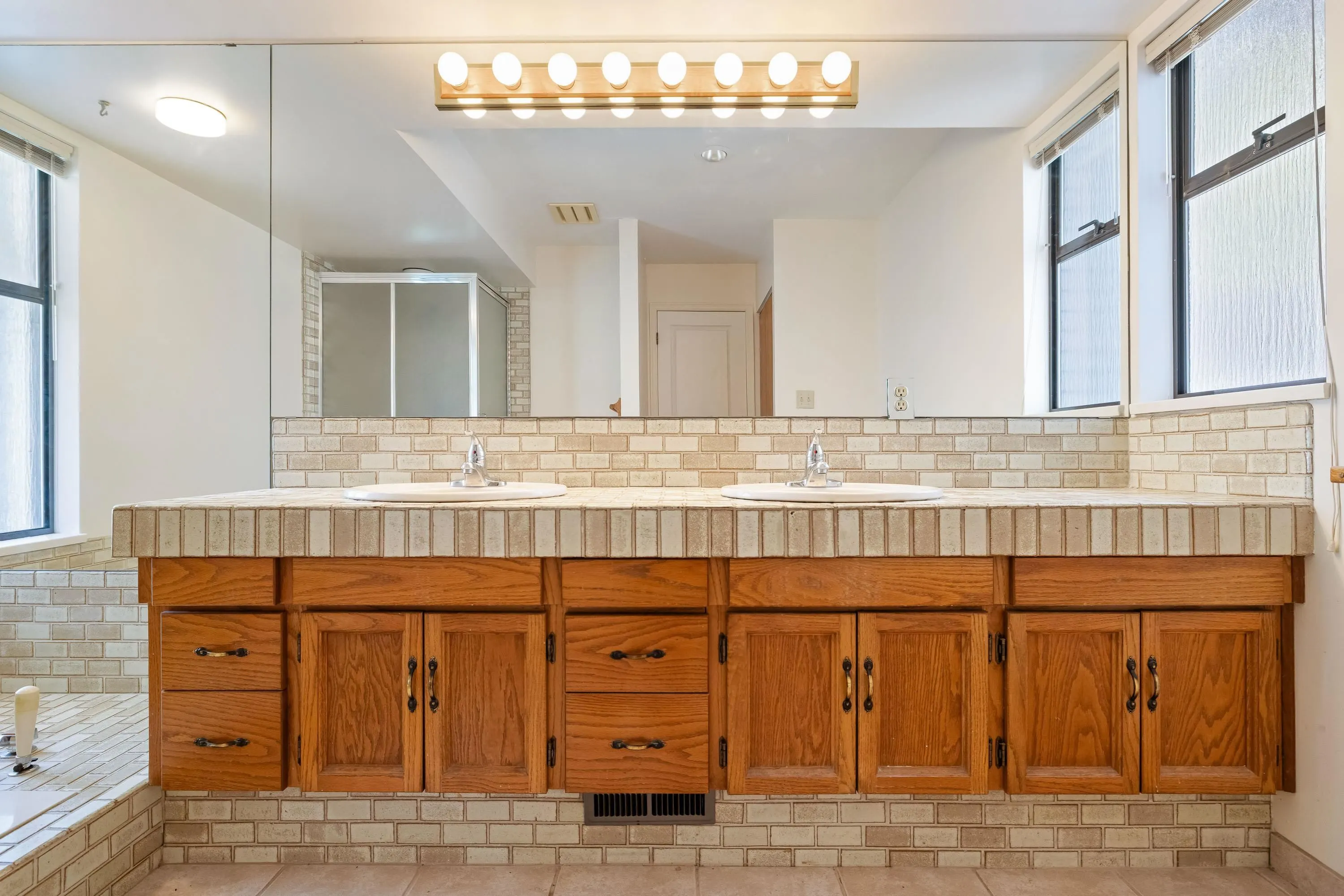 5757 Goldenrod Crescent