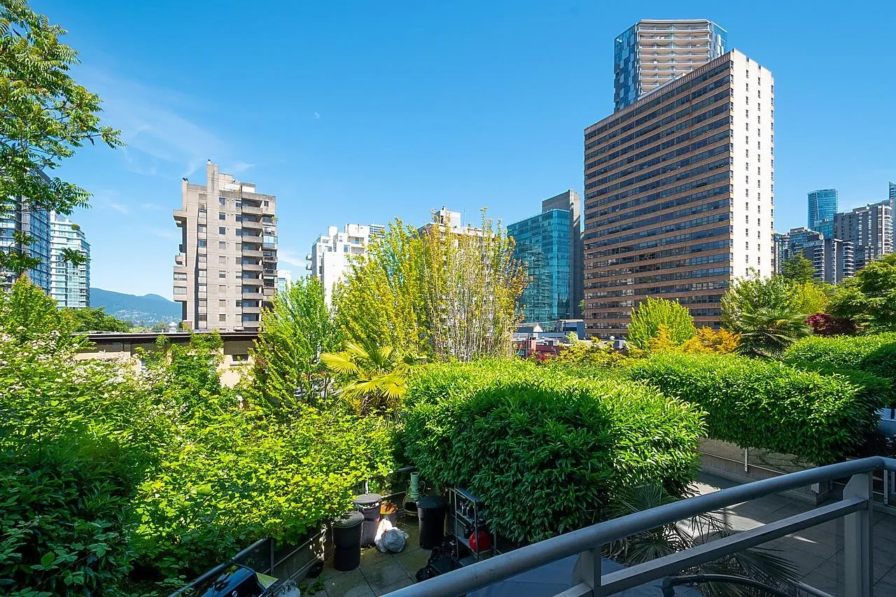 305 1688 Robson Street