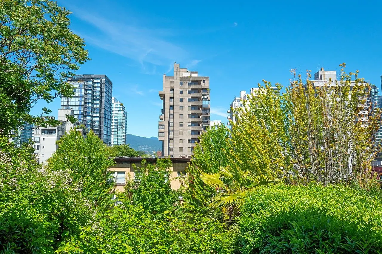 305 1688 Robson Street