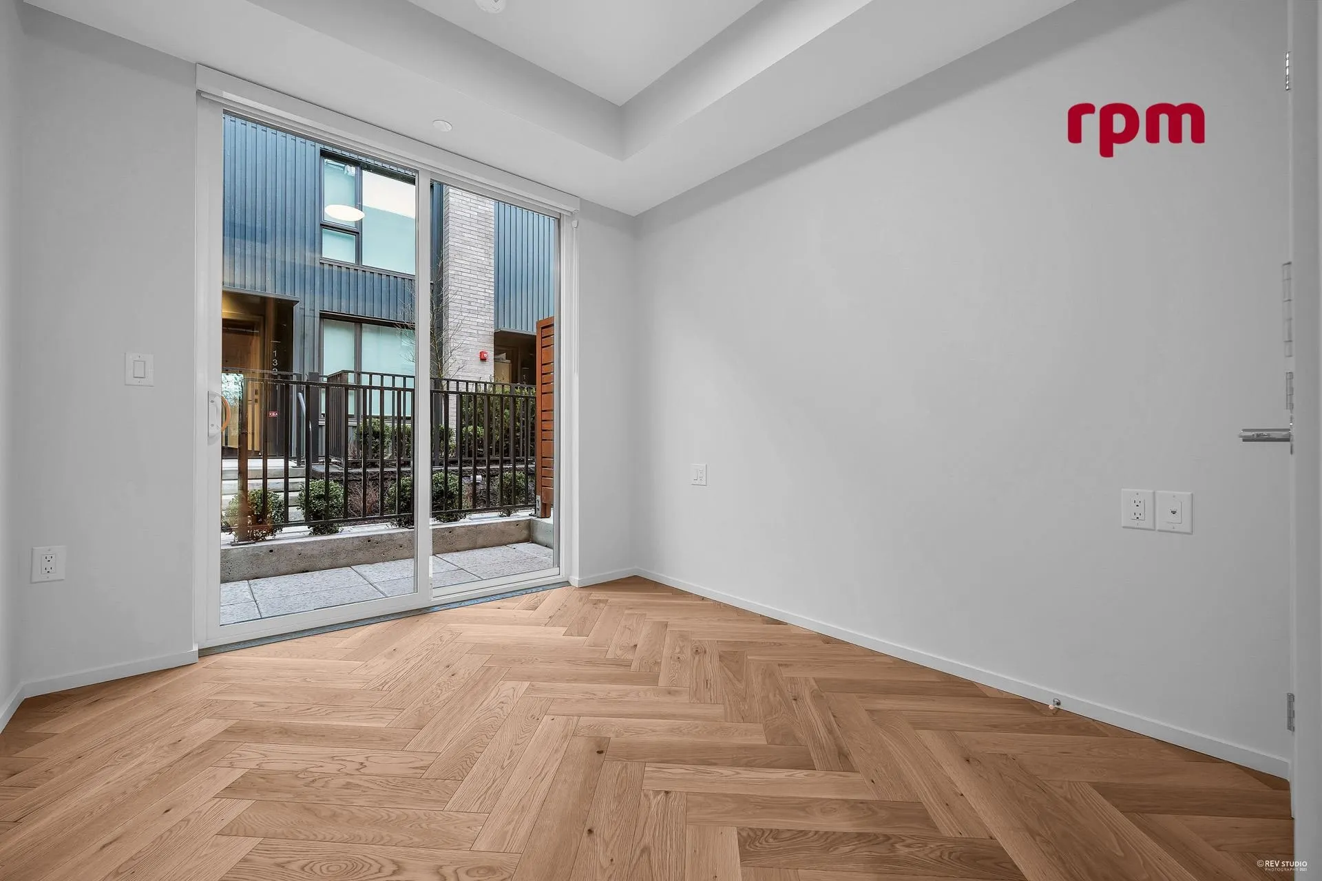 1xx 775 W 49th Avenue