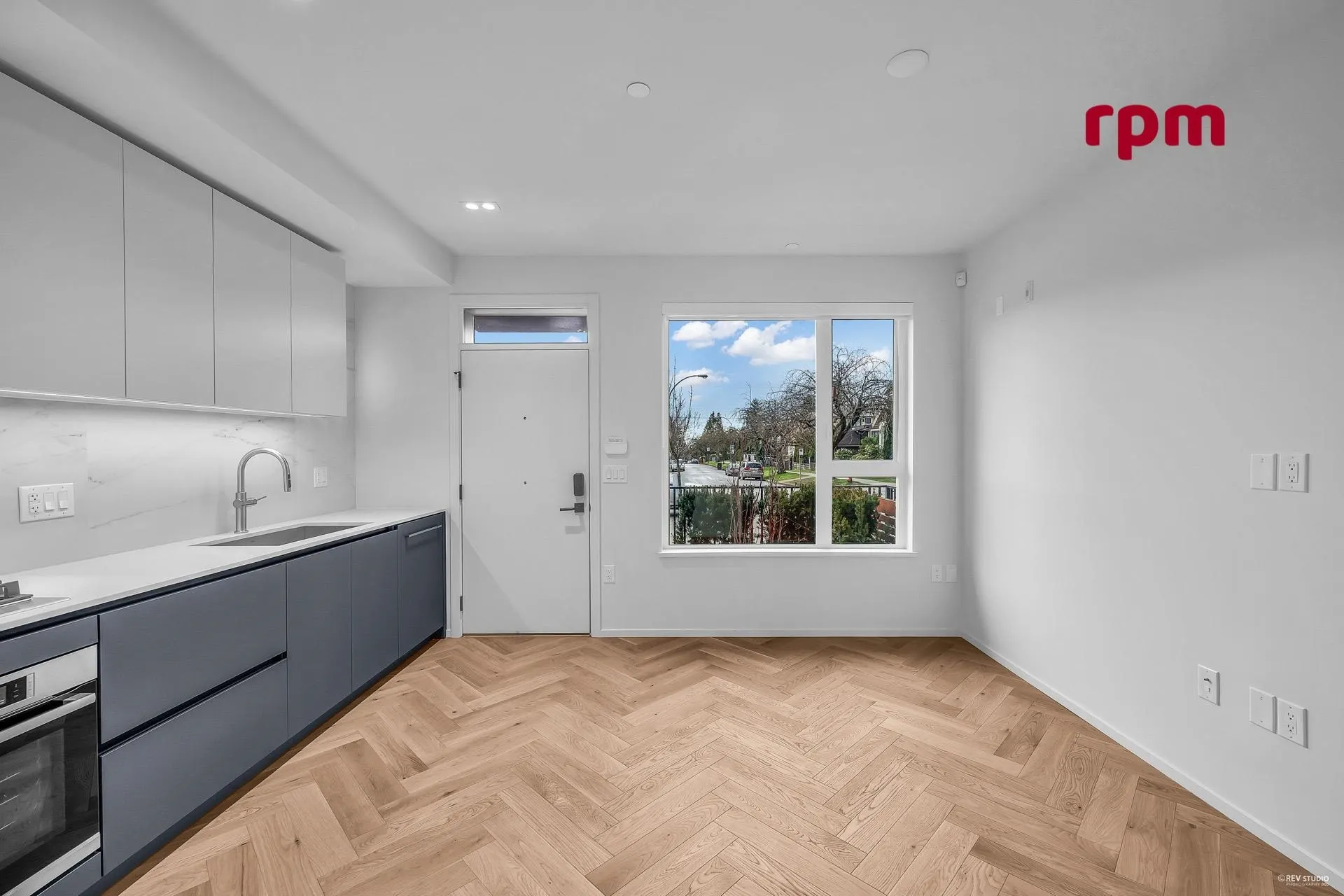 1xx 775 W 49th Avenue