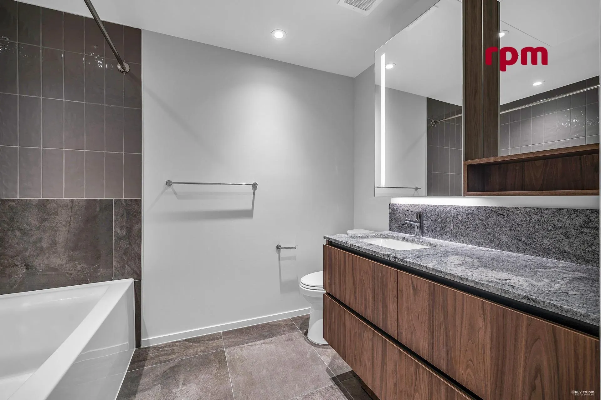 1xx 775 W 49th Avenue