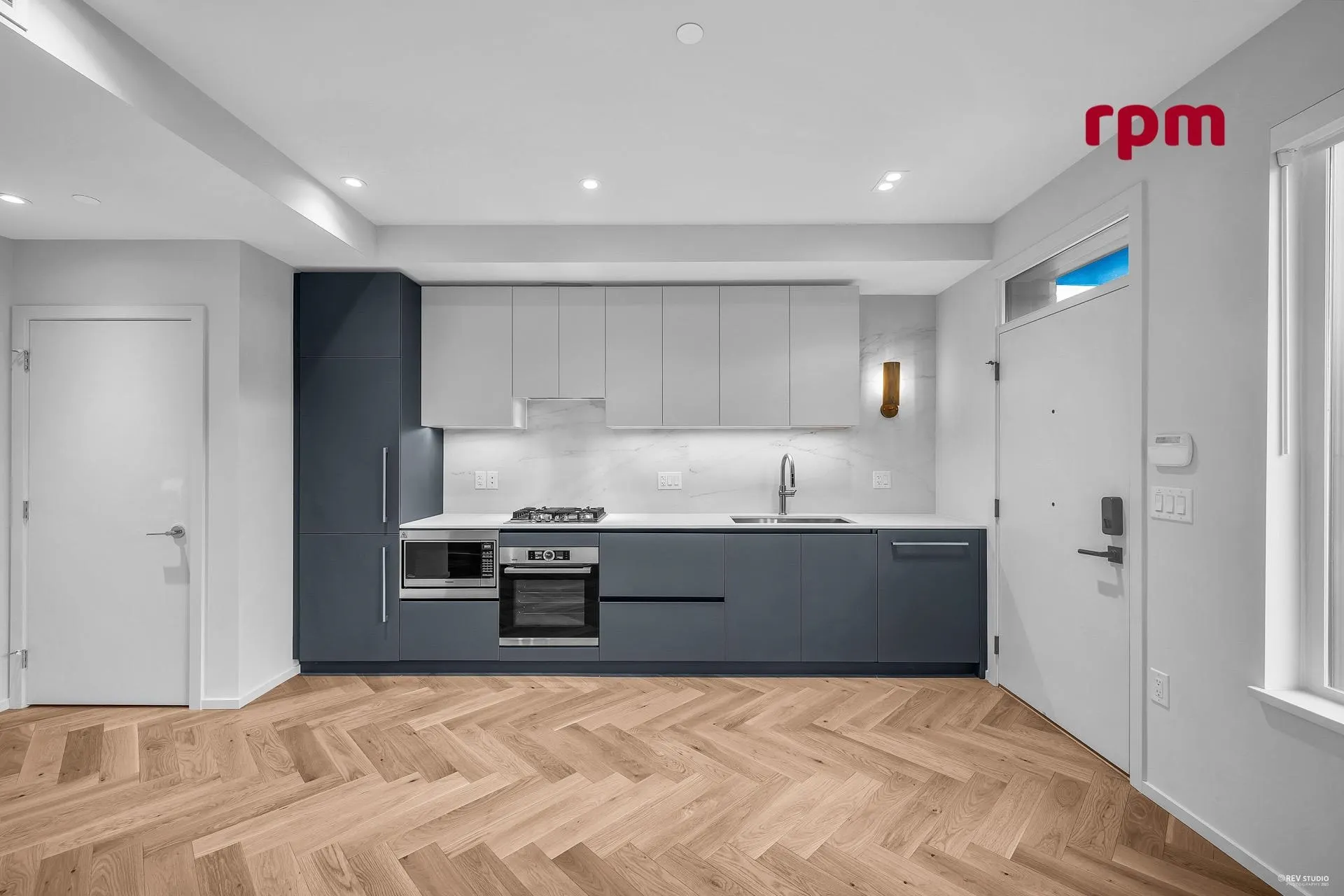 1xx 775 W 49th Avenue