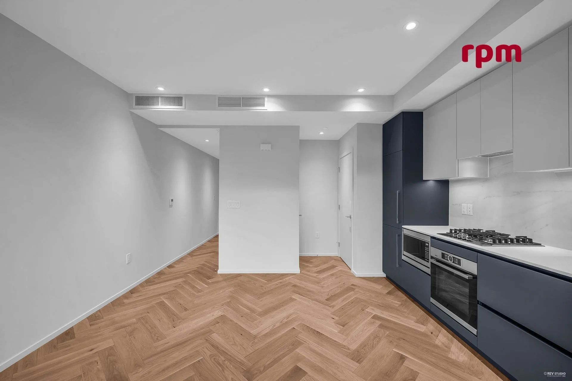 1xx 775 W 49th Avenue