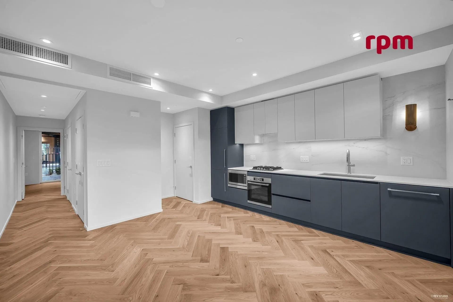 1xx 775 W 49th Avenue