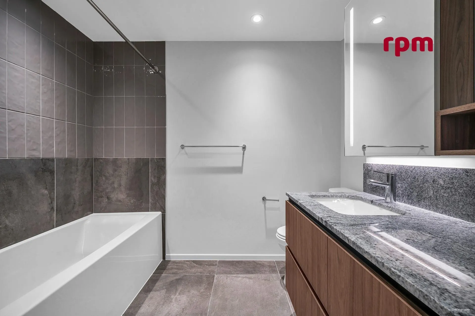 1xx 775 W 49th Avenue