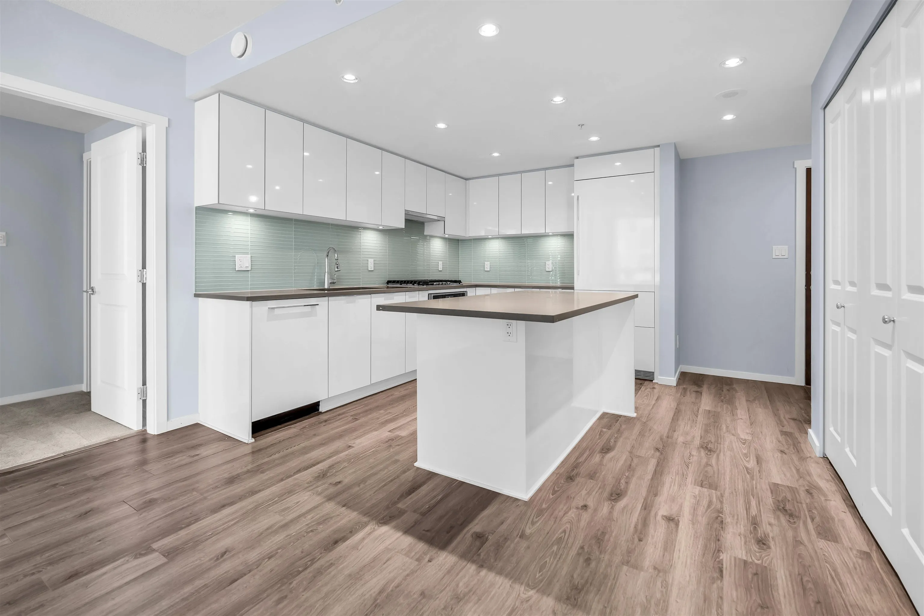 2708 6638 Dunblane Avenue