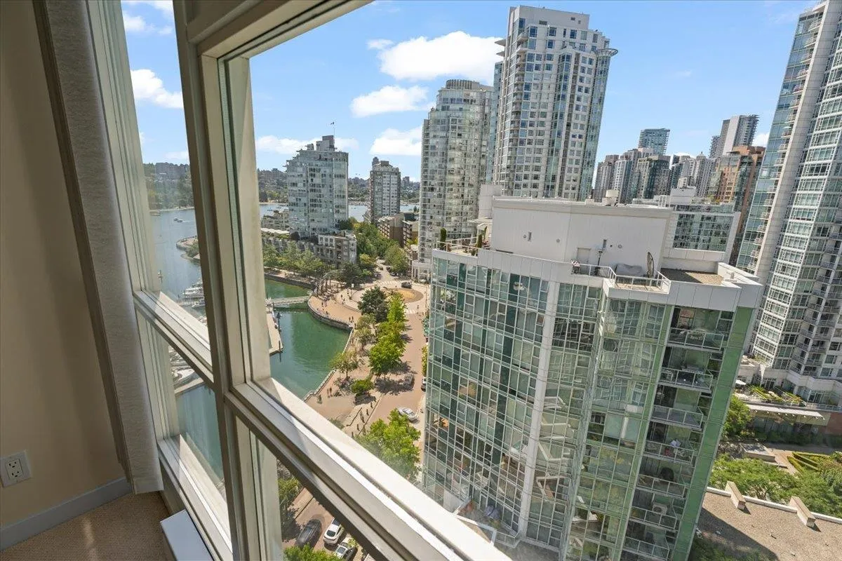 1903 1077 Marinaside Crescent