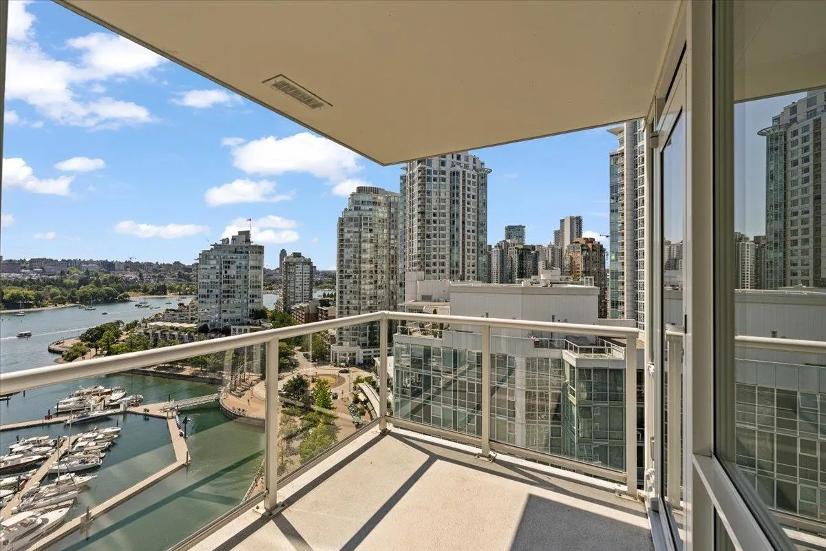 1903 1077 Marinaside Crescent