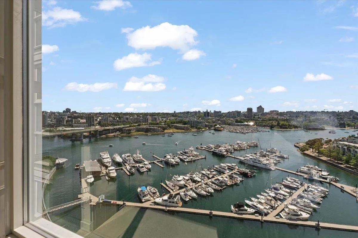 1903 1077 Marinaside Crescent
