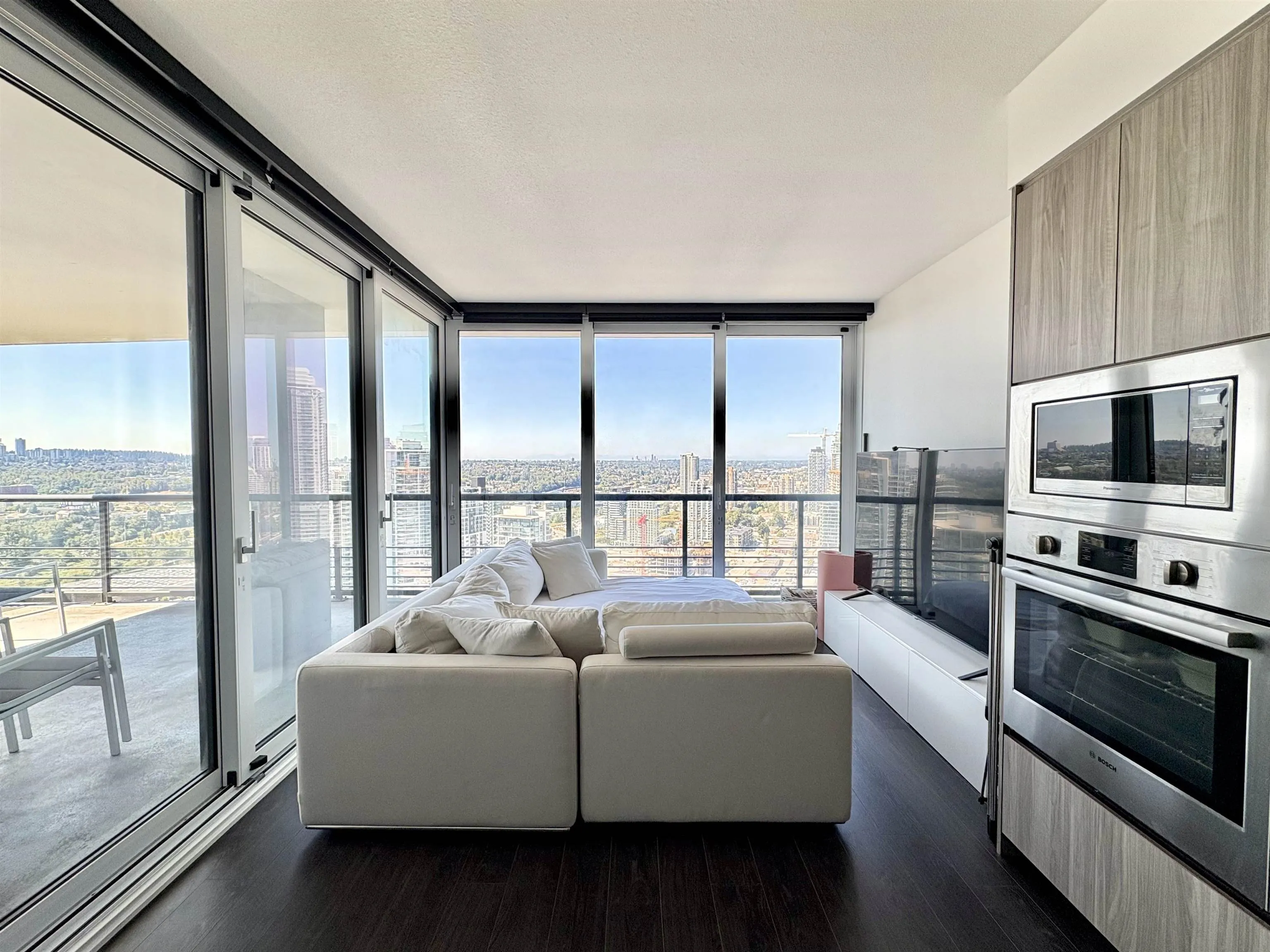 3211 4720 Lougheed Highway