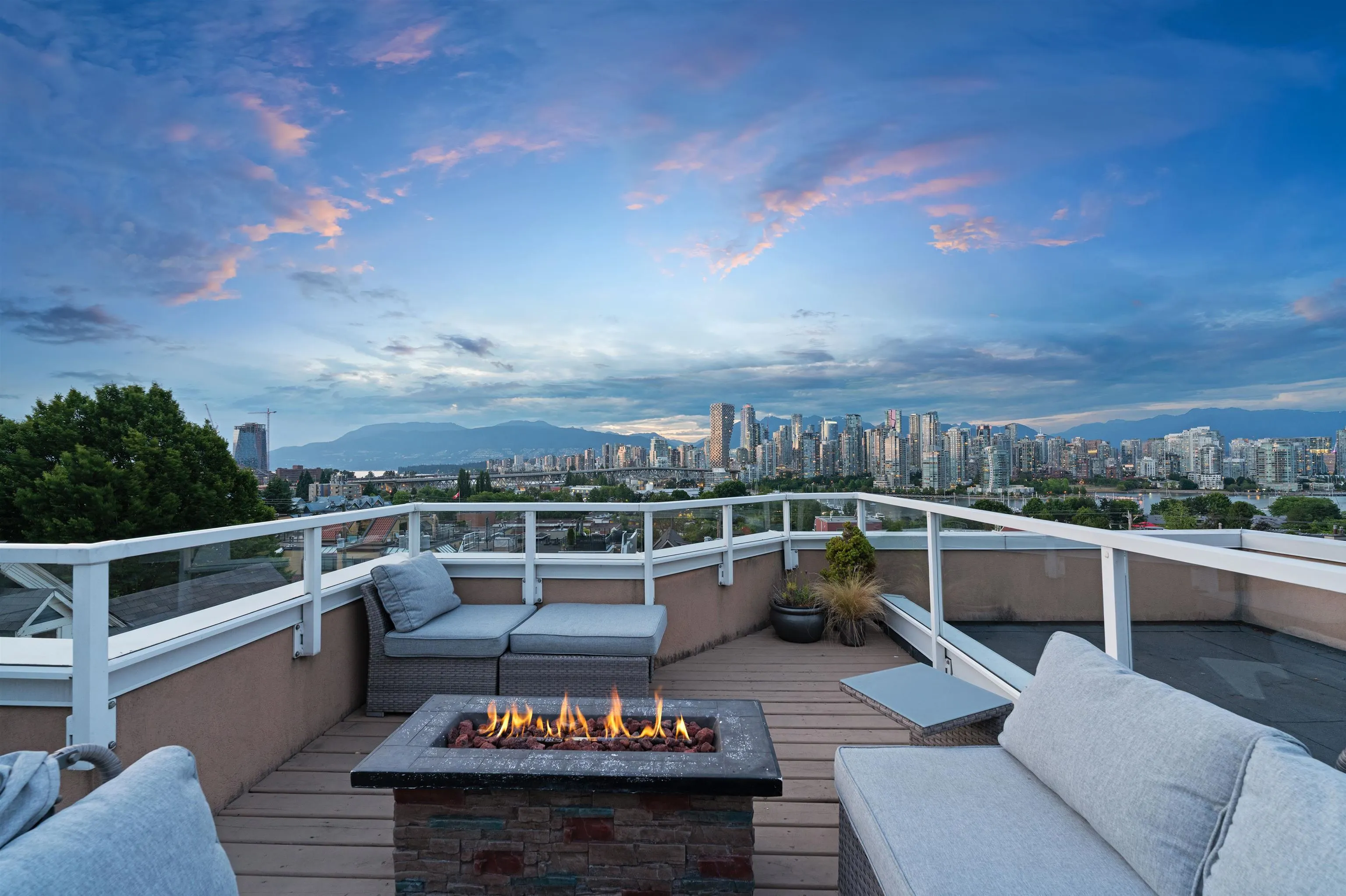 F 1244 W 7th Avenue