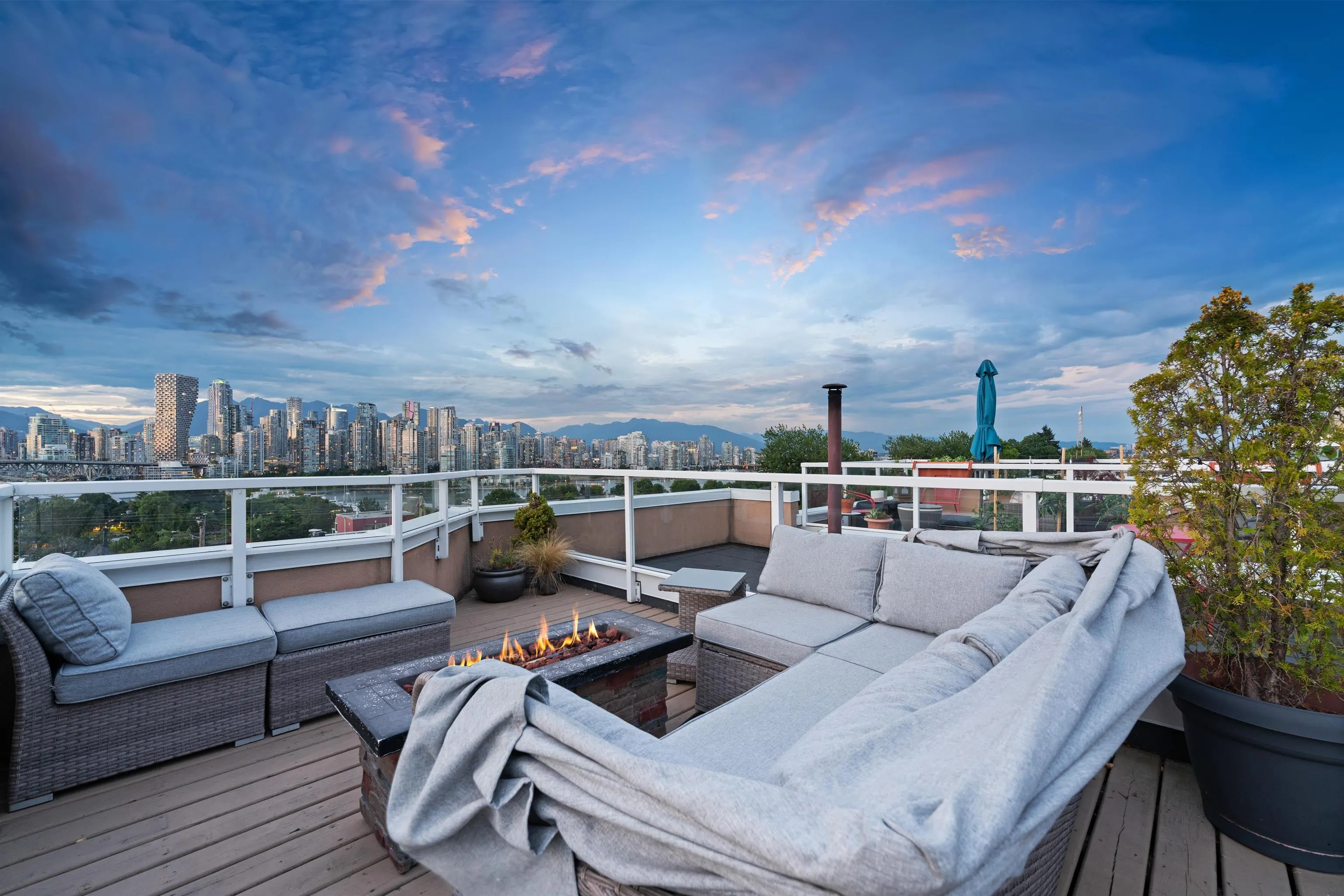 F 1244 W 7th Avenue