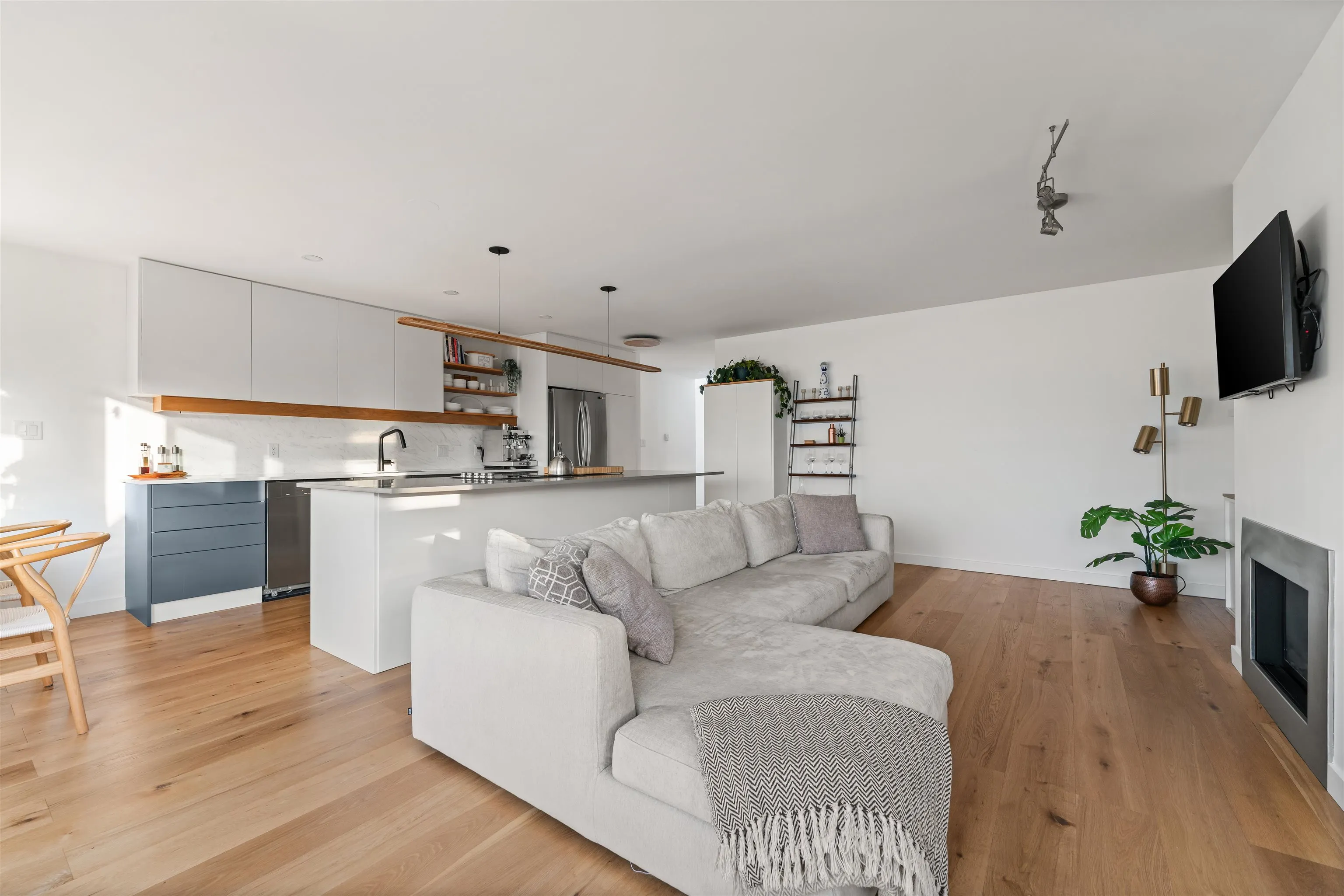 F 1244 W 7th Avenue