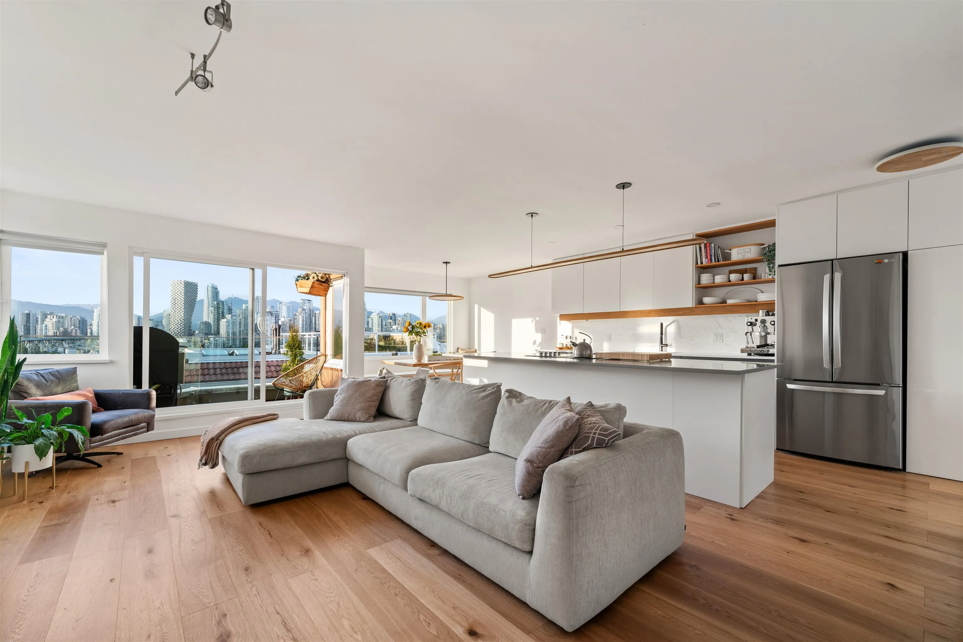 F 1244 W 7th Avenue