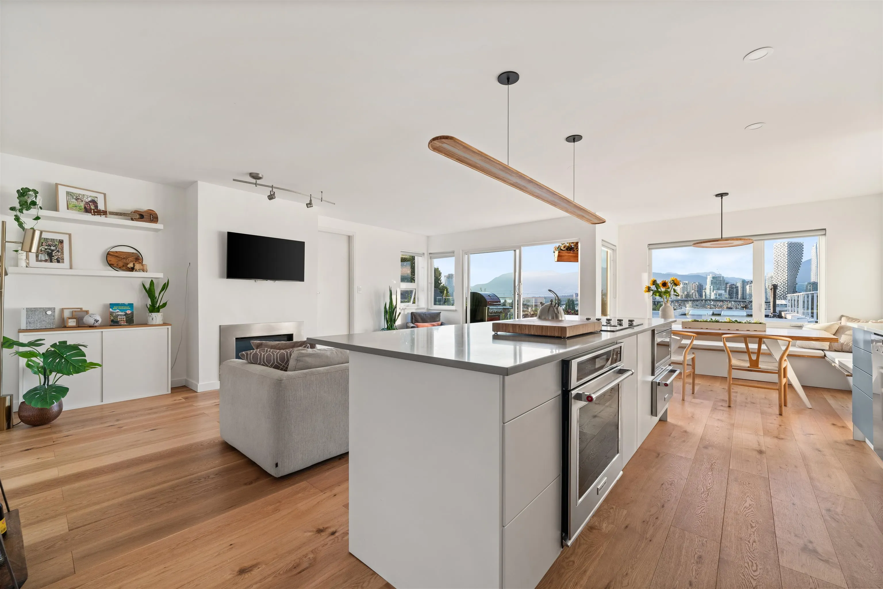 F 1244 W 7th Avenue