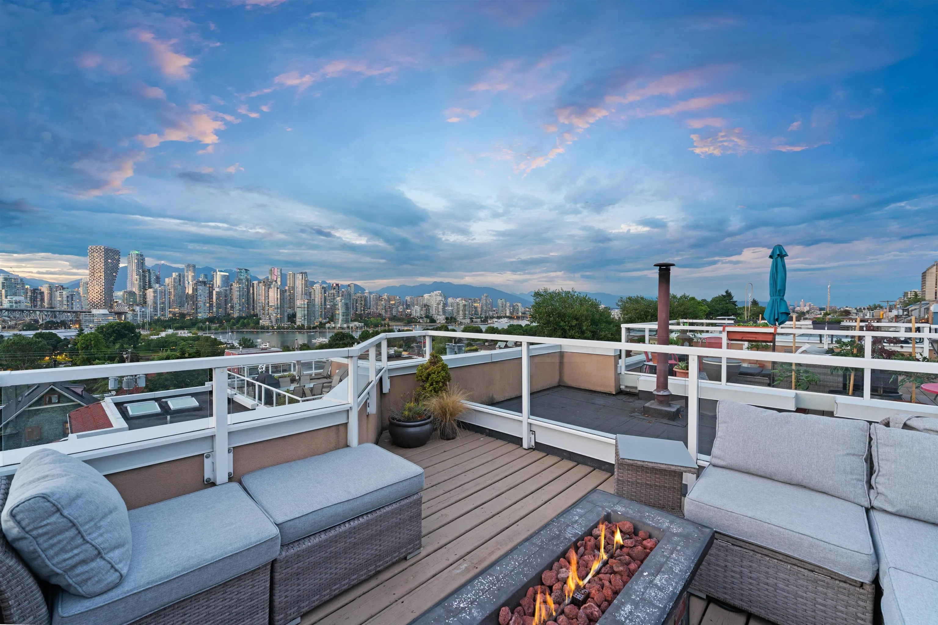 F 1244 W 7th Avenue