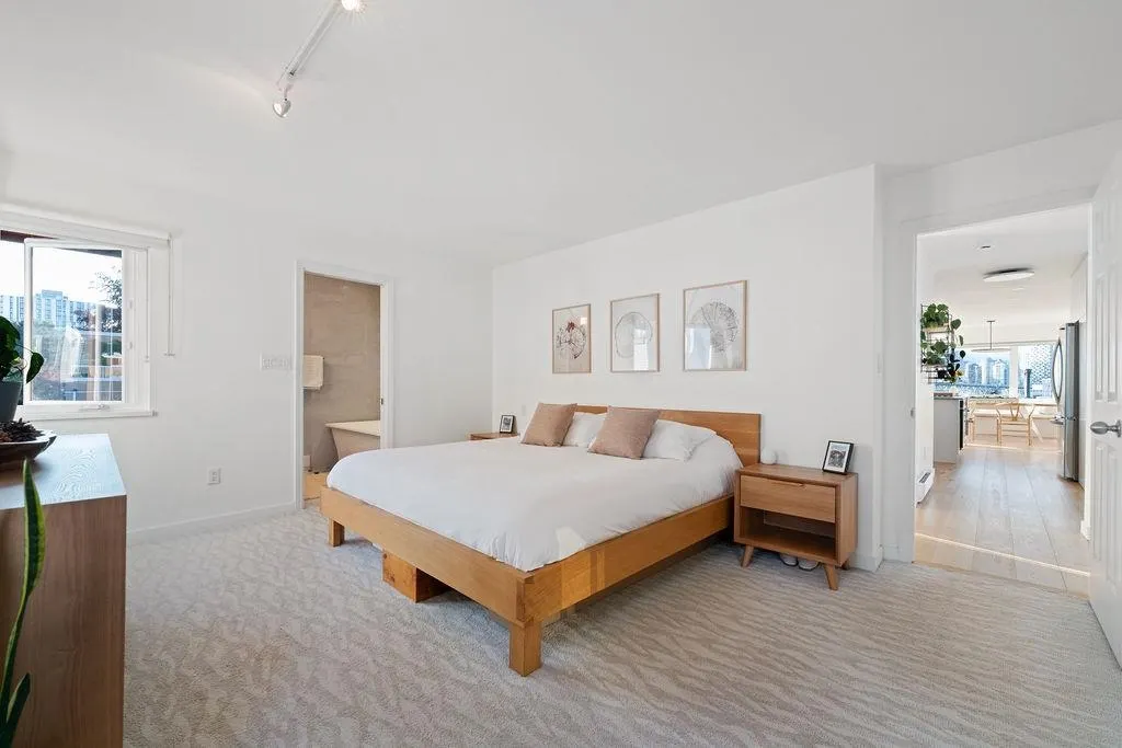 F 1244 W 7th Avenue