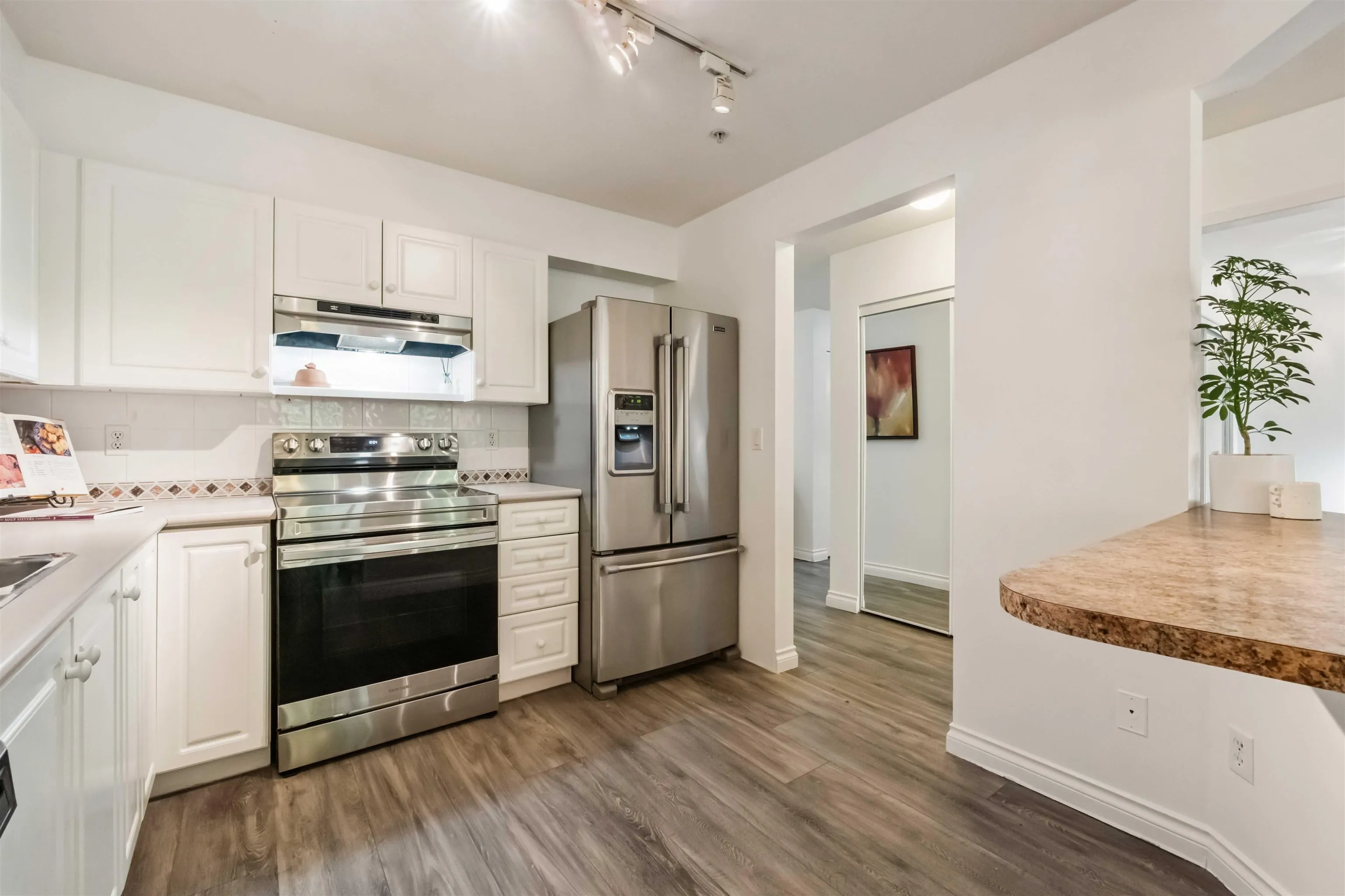 206 22233 River Road