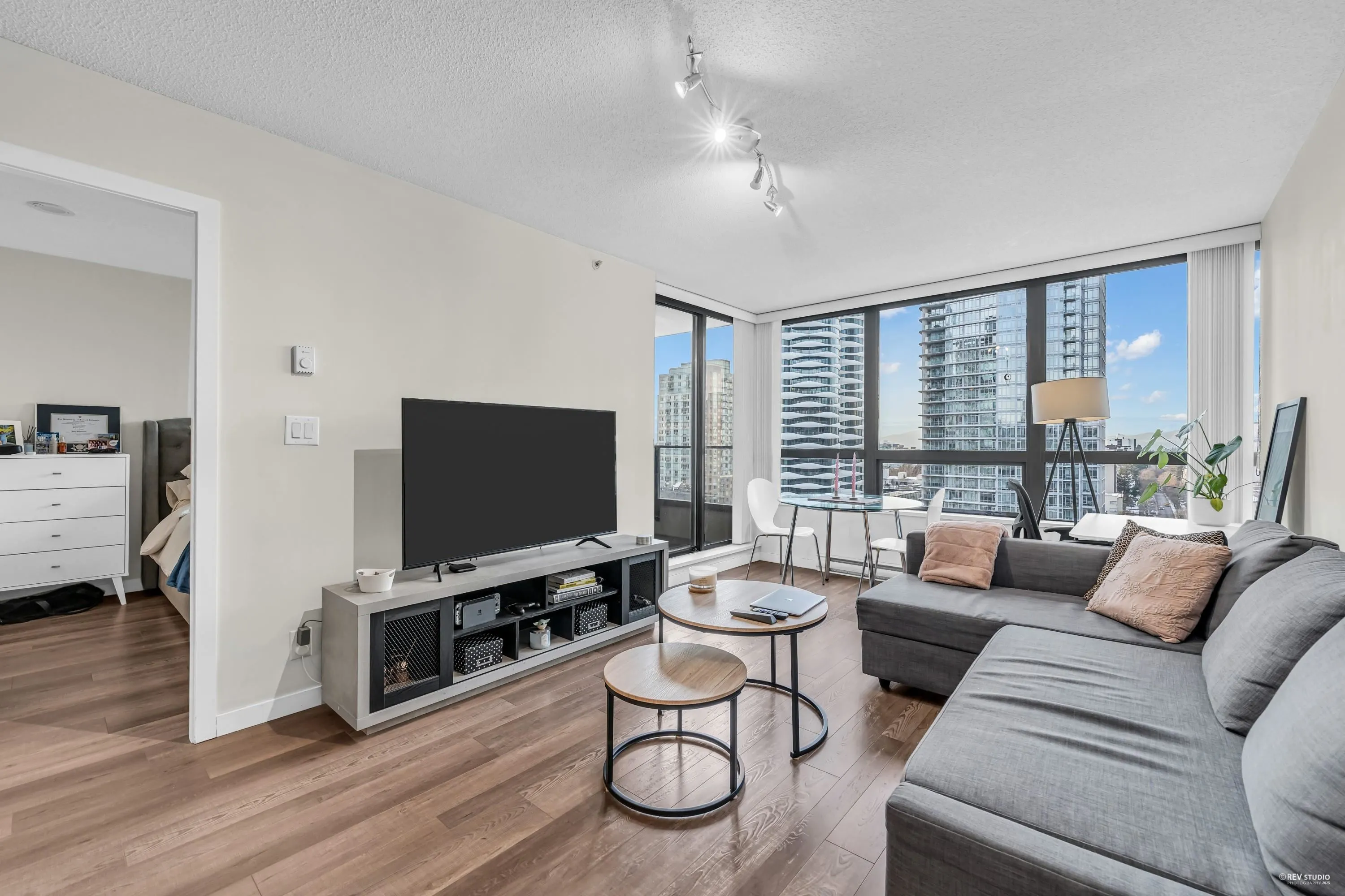 1609 938 Smithe Street