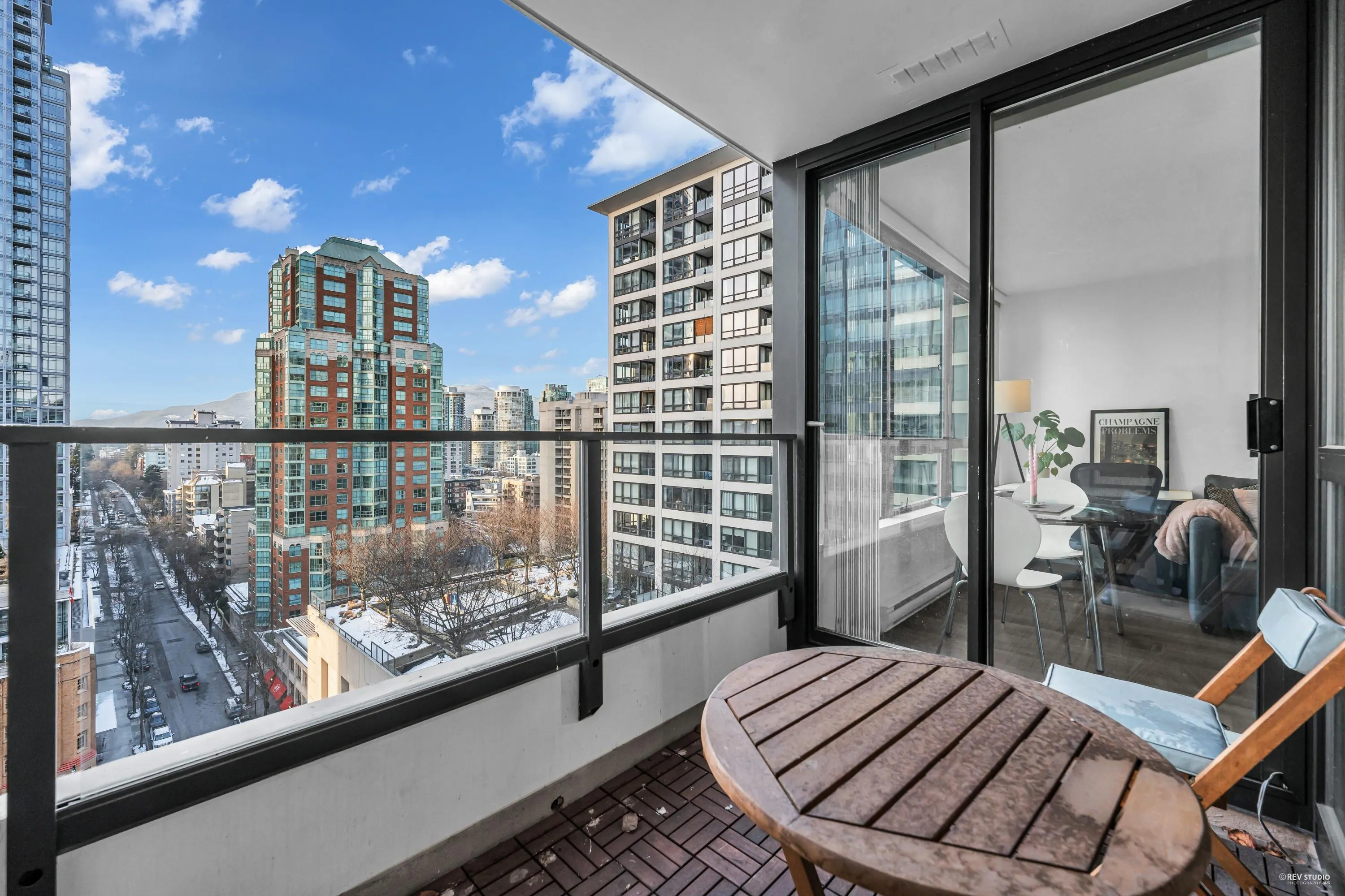 1609 938 Smithe Street