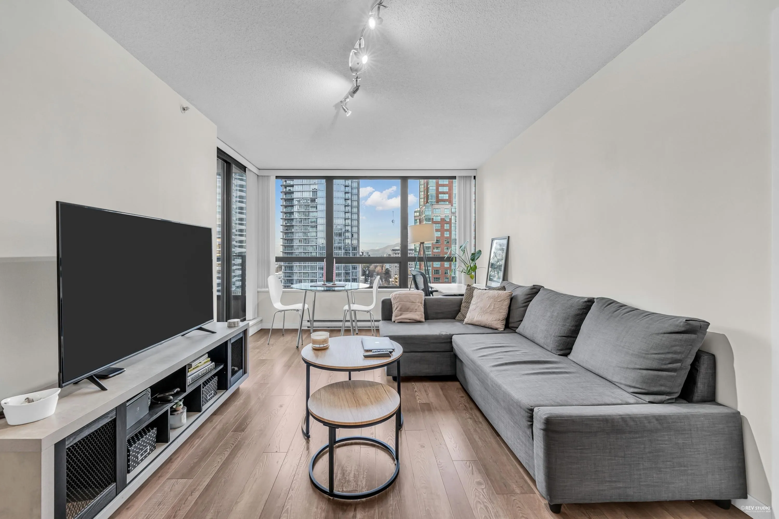 1609 938 Smithe Street