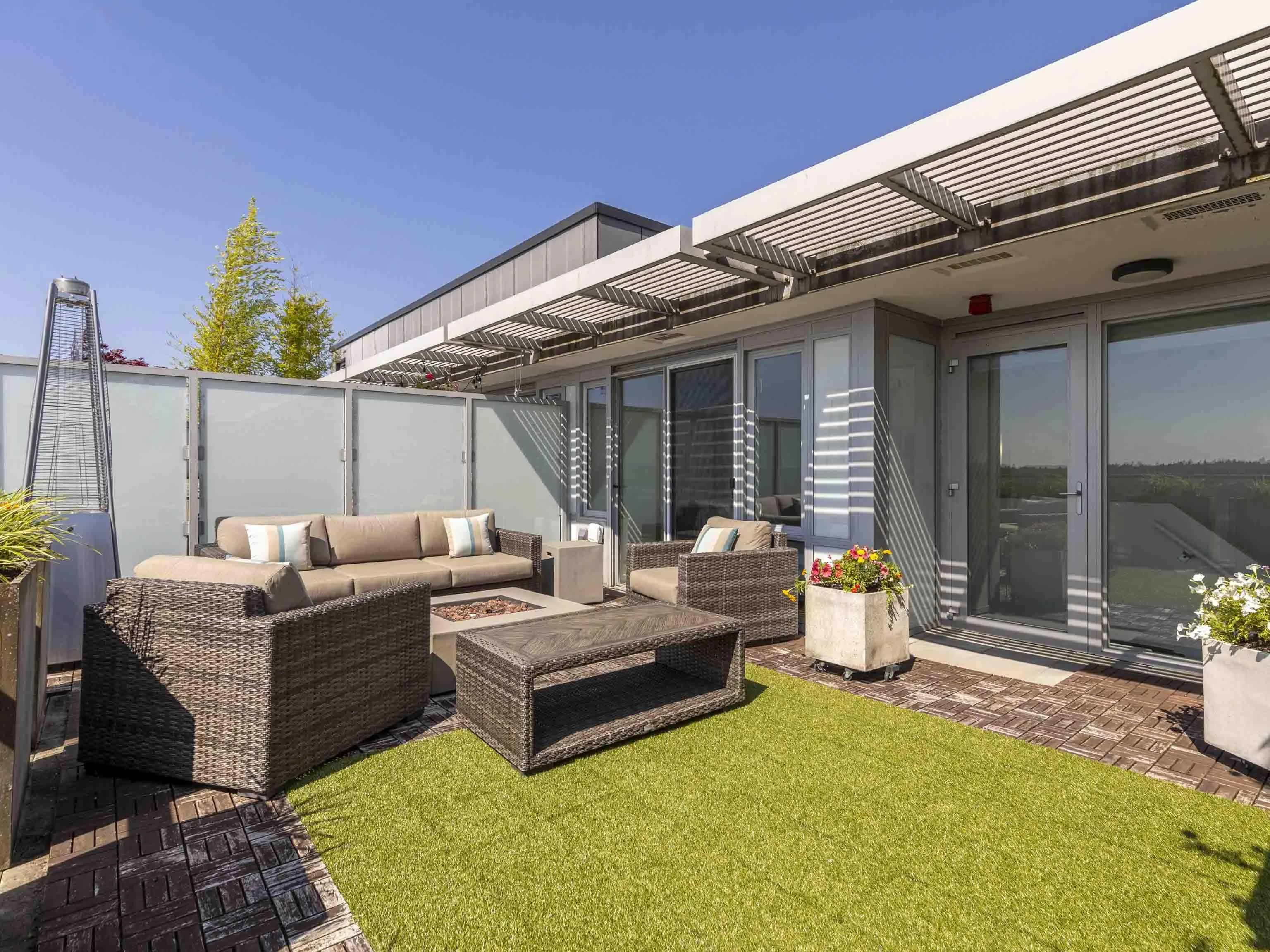 1206 2770 Sophia Street