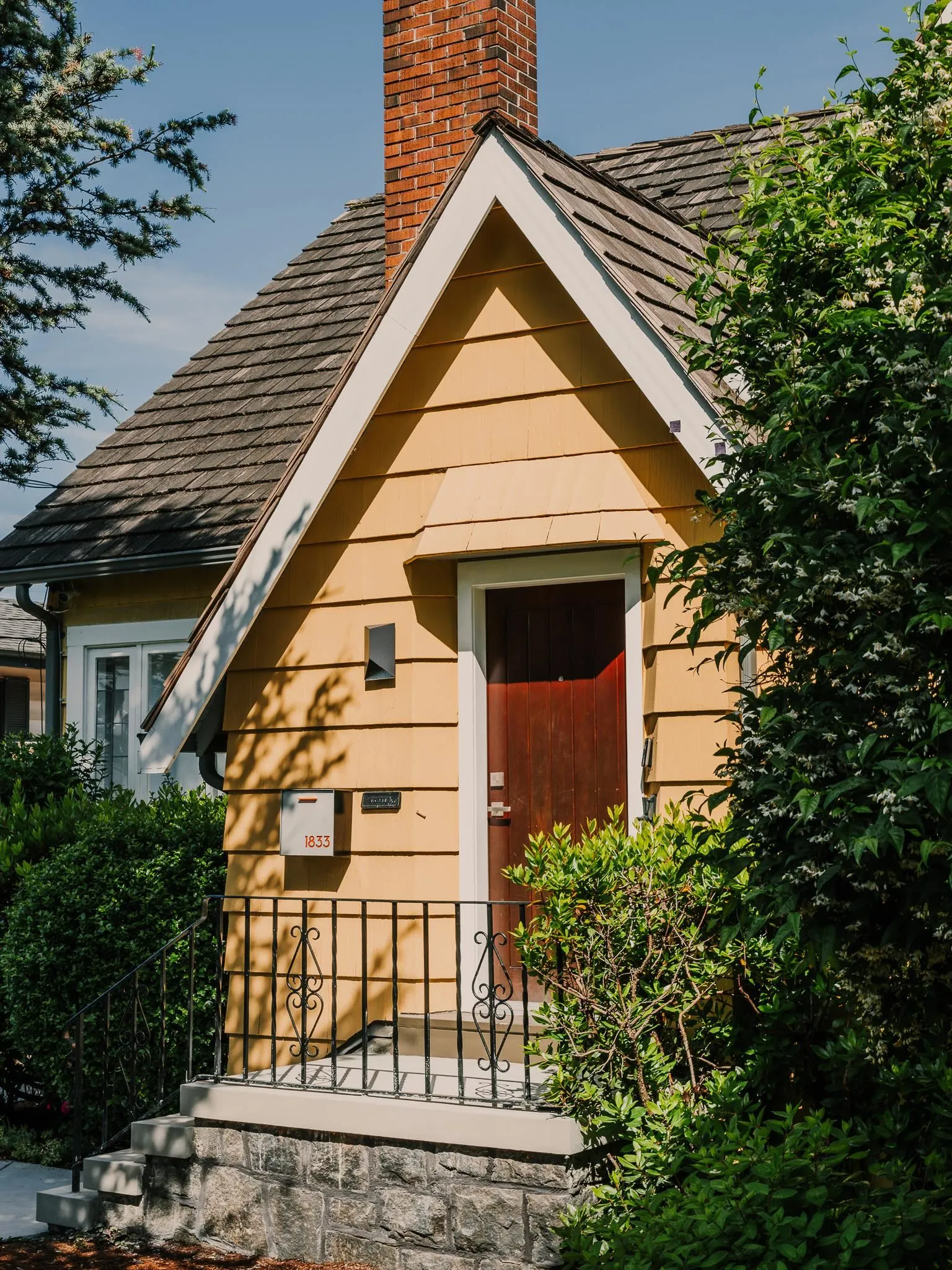 1833 Edinburgh Street