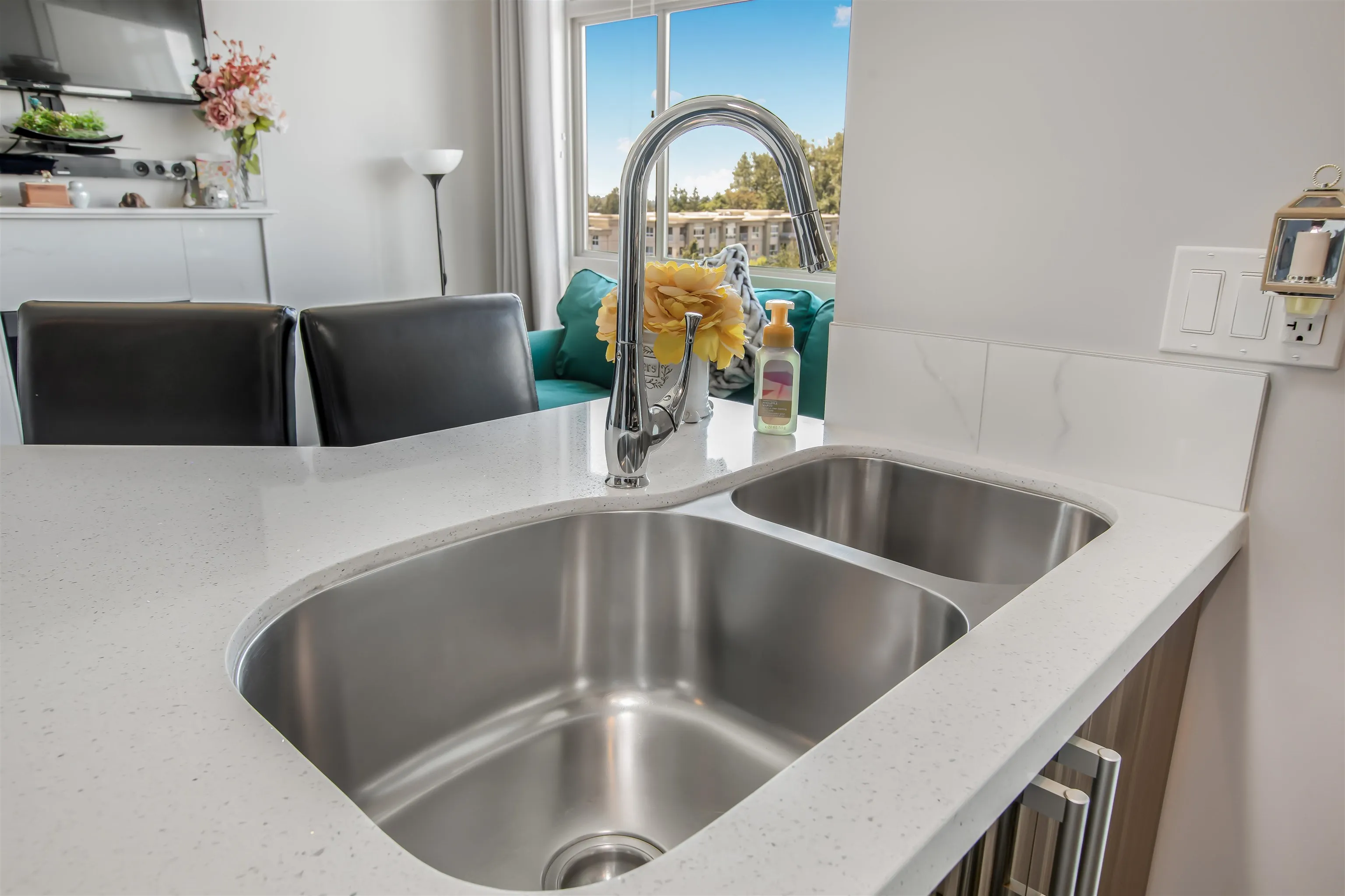 604 22318 Lougheed Highway