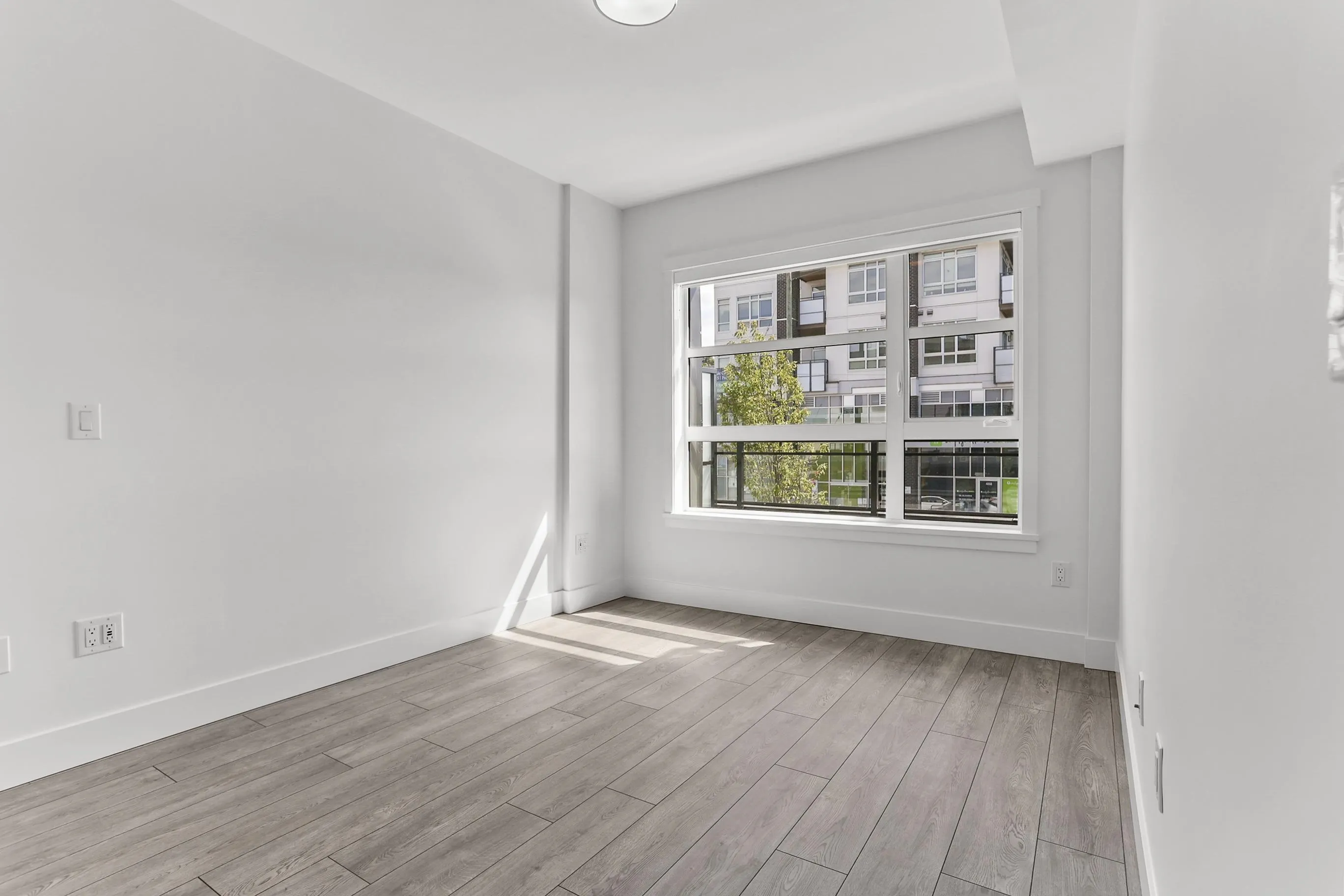 306 4788 Hastings Street