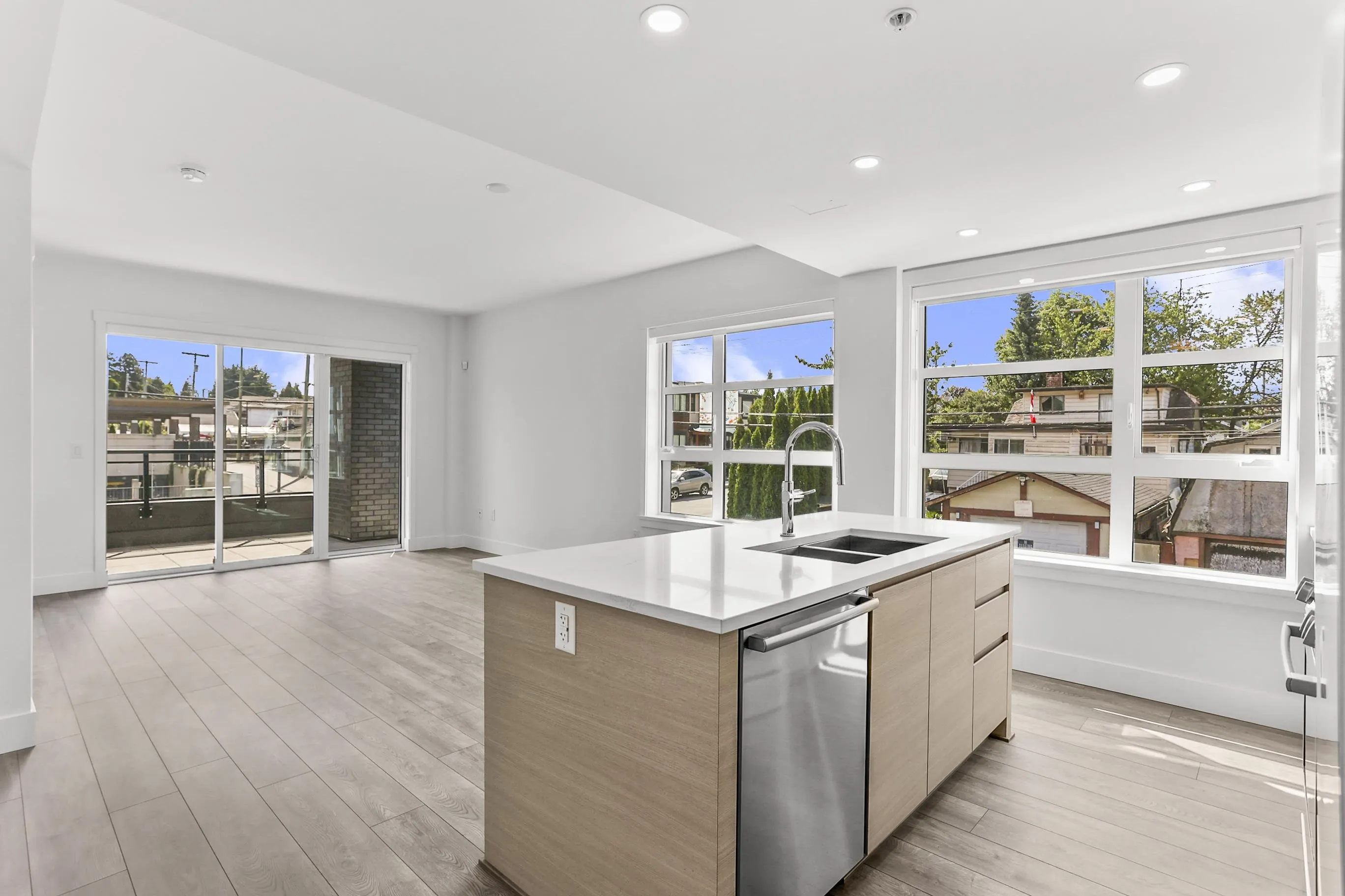 306 4788 Hastings Street