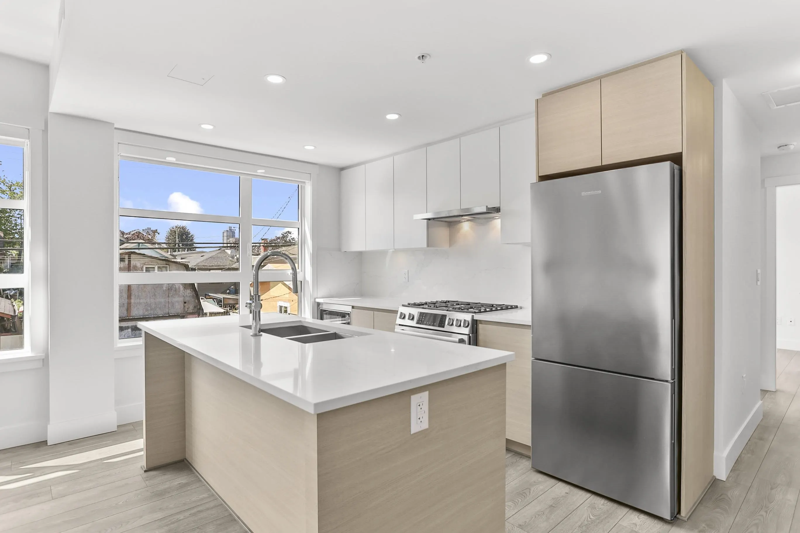 306 4788 Hastings Street