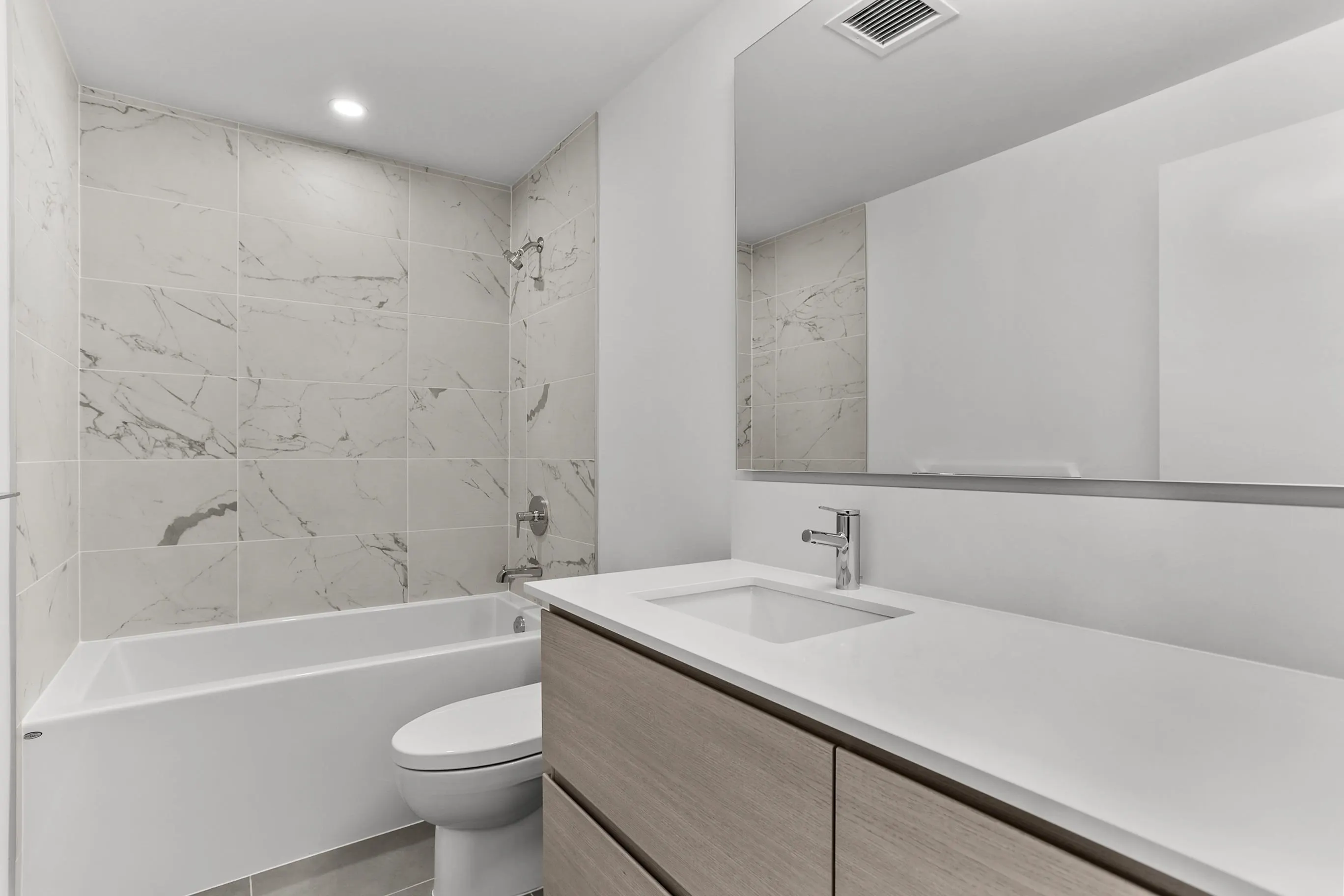 306 4788 Hastings Street