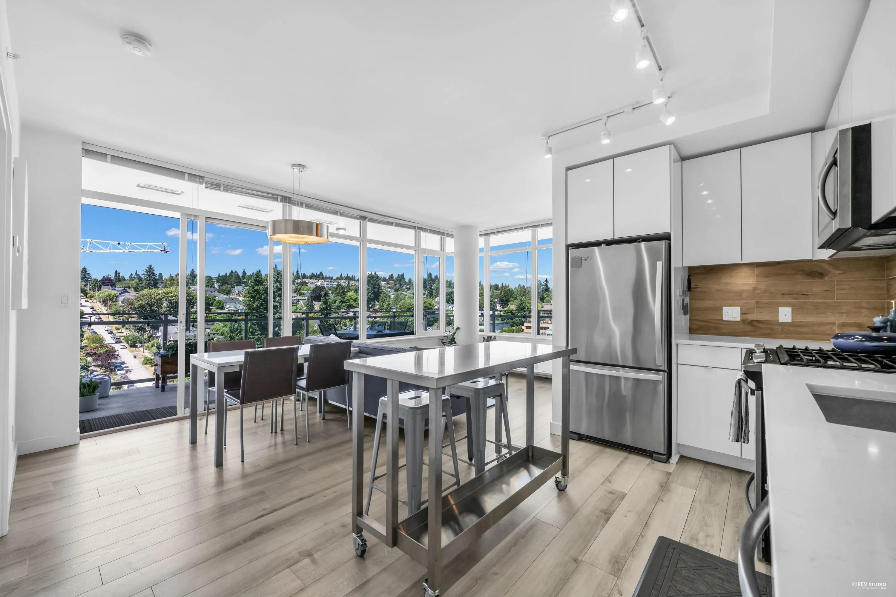1203 200 Nelson's Crescent