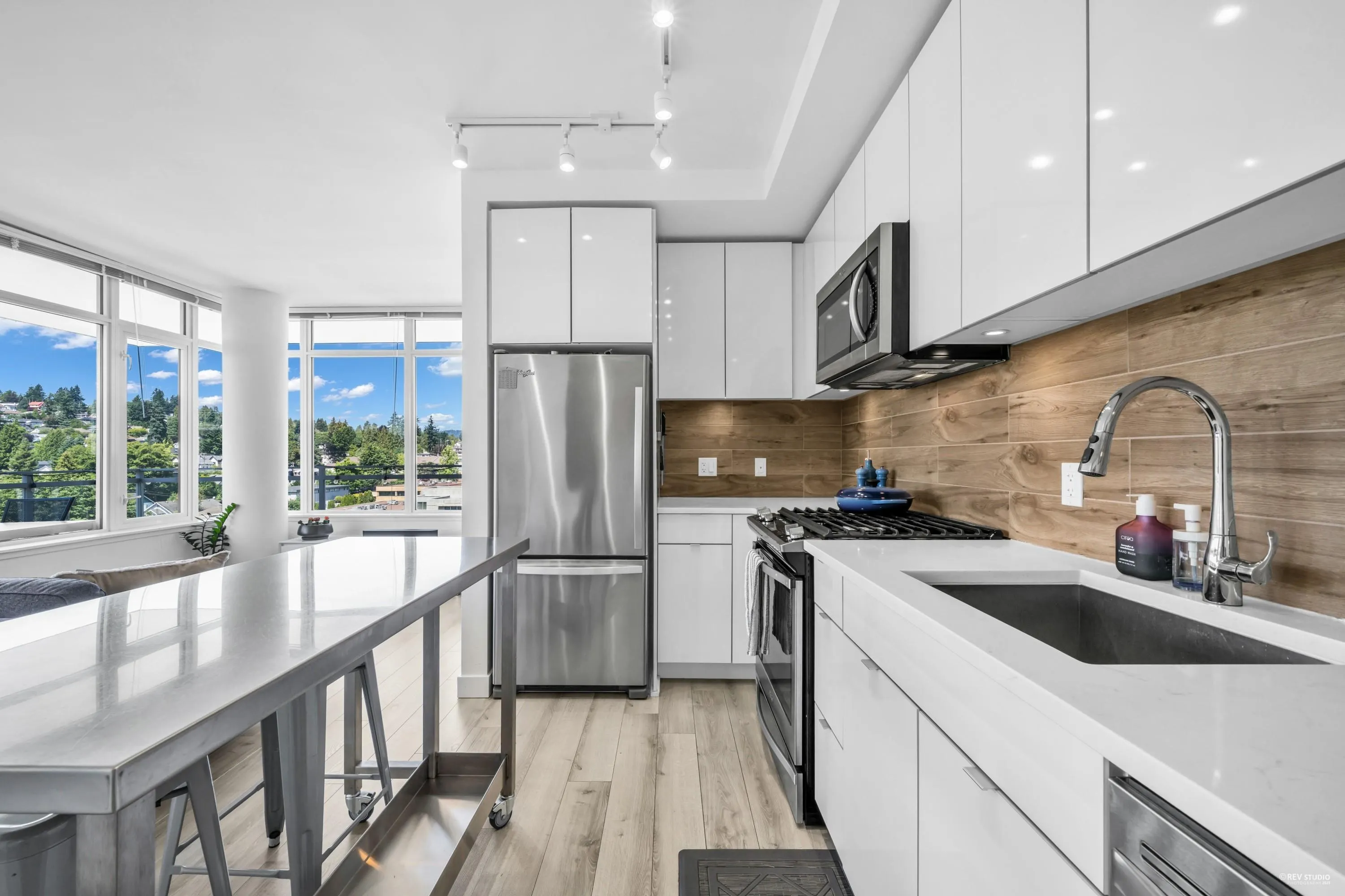 1203 200 Nelson's Crescent