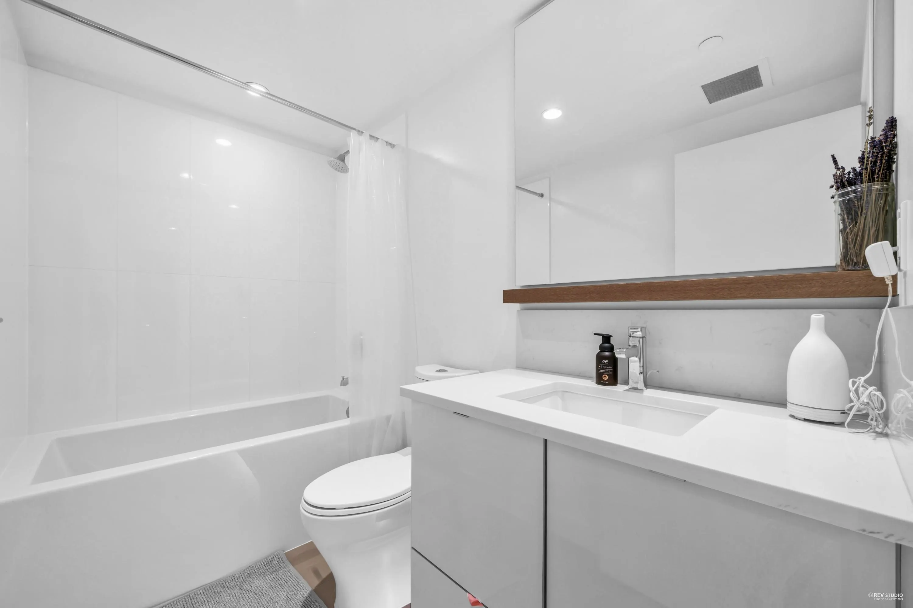 1203 200 Nelson's Crescent