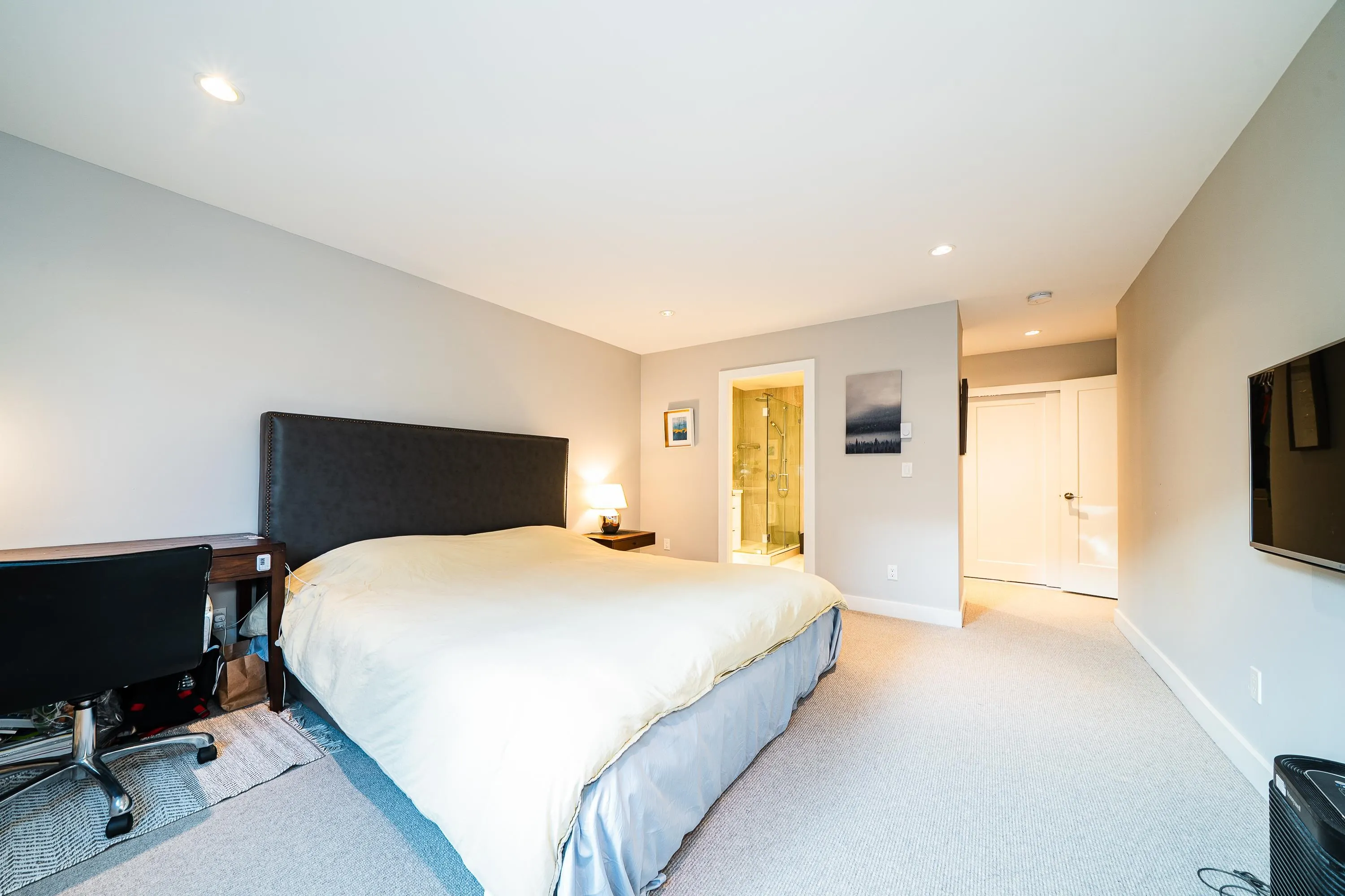 18 2214 Folkestone Way