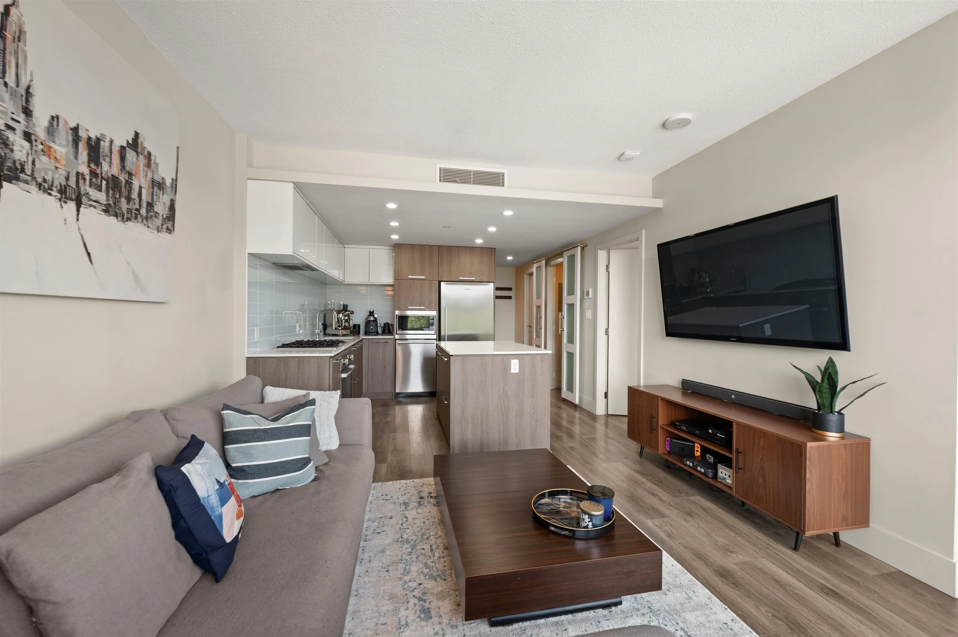 1001 680 Seylynn Crescent