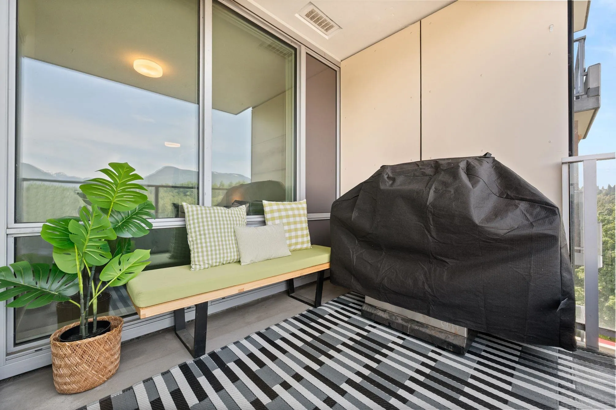1001 680 Seylynn Crescent
