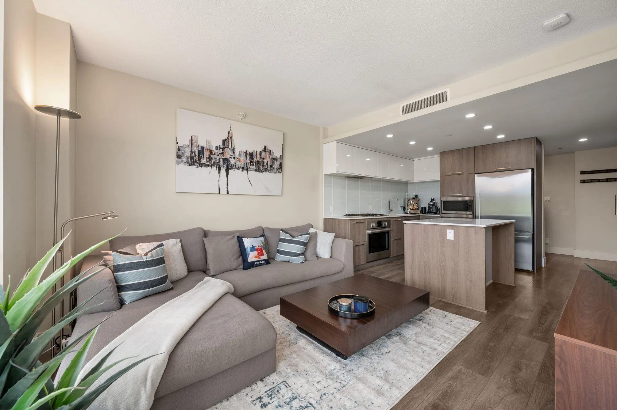 1001 680 Seylynn Crescent