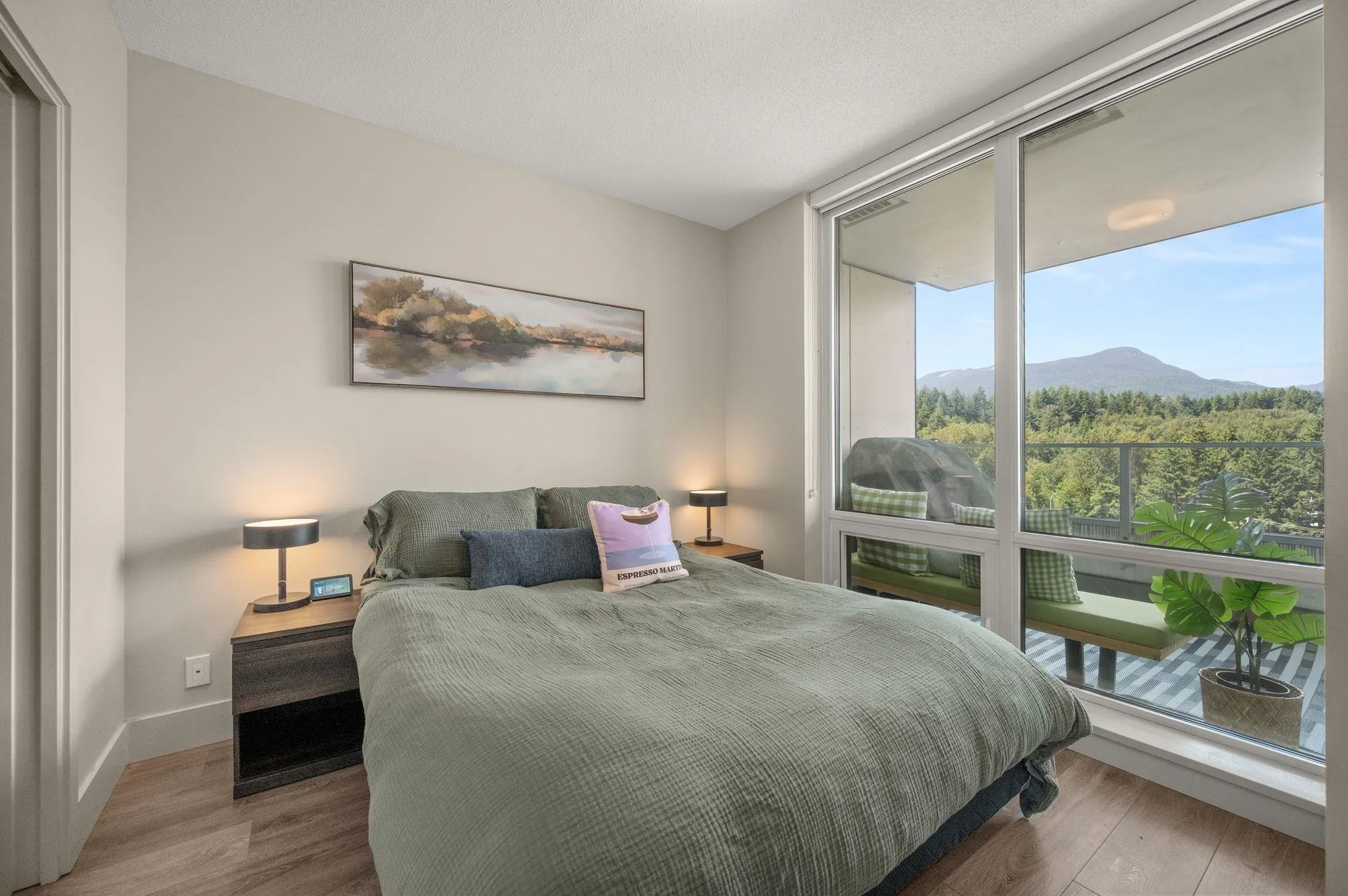 1001 680 Seylynn Crescent
