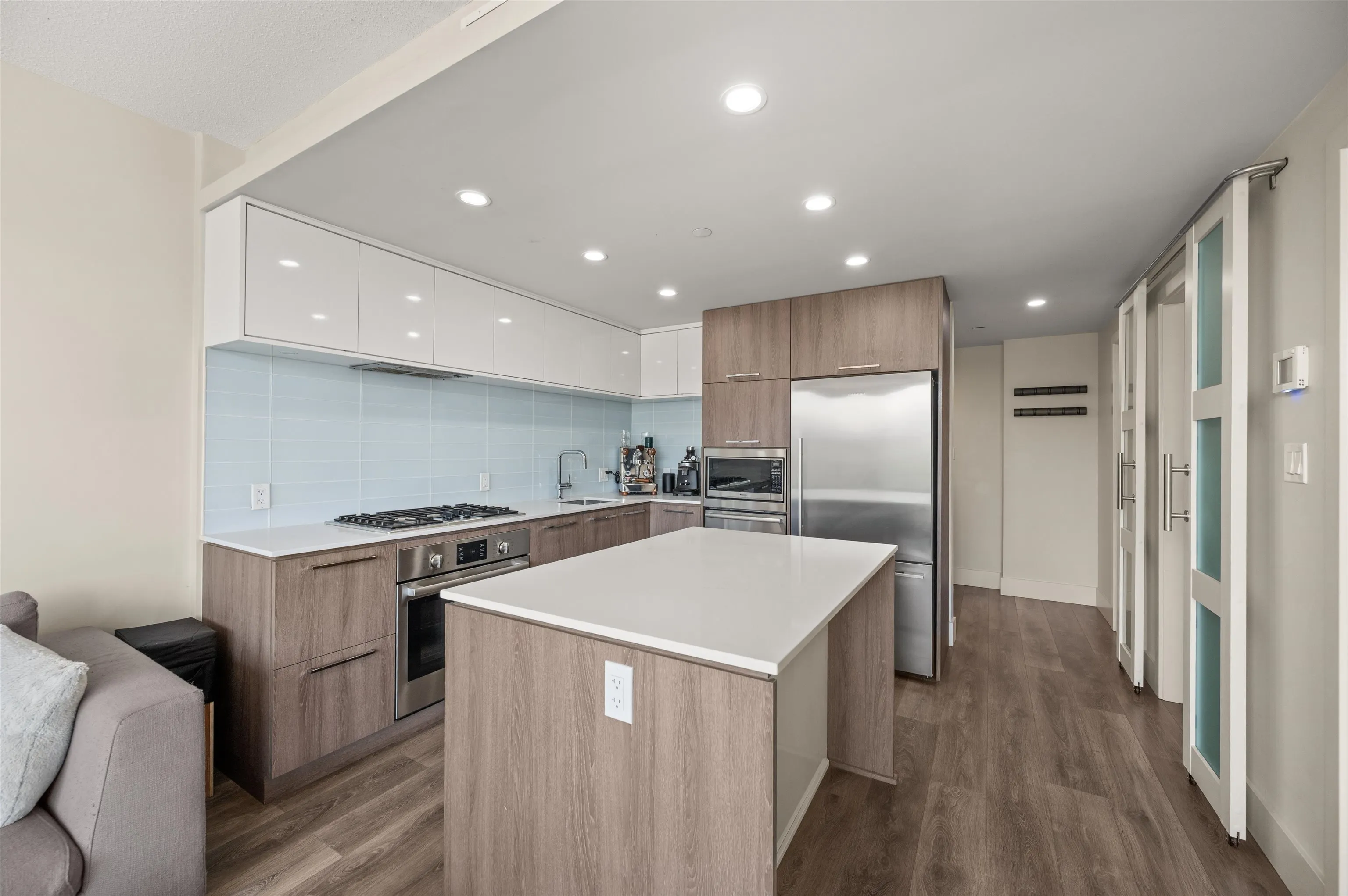 1001 680 Seylynn Crescent