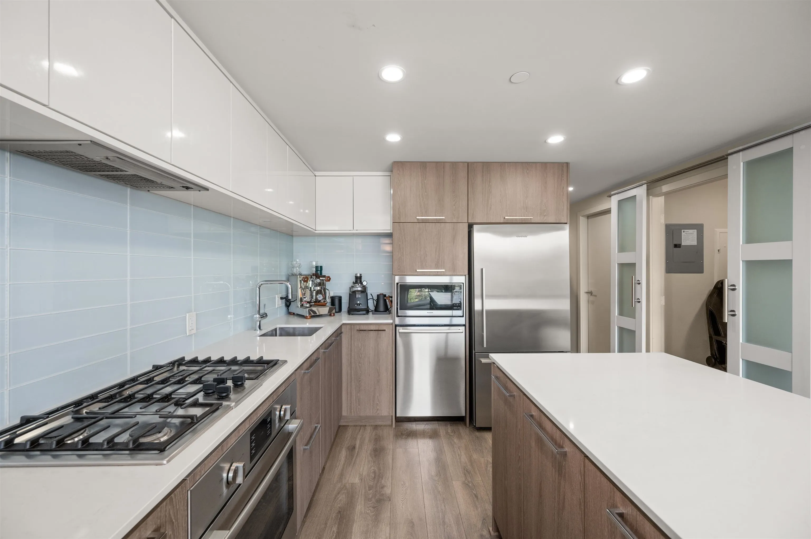 1001 680 Seylynn Crescent