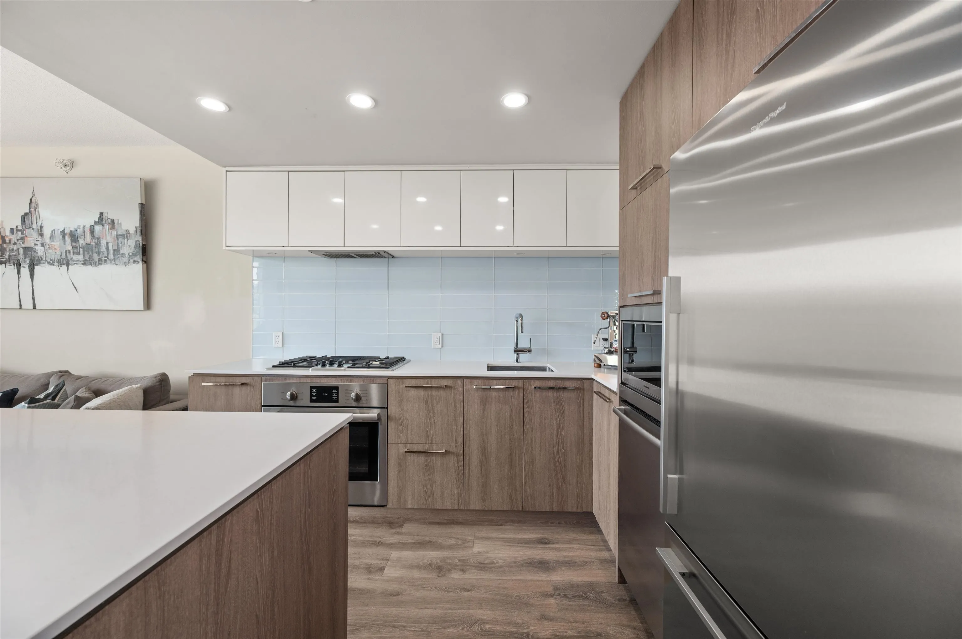 1001 680 Seylynn Crescent