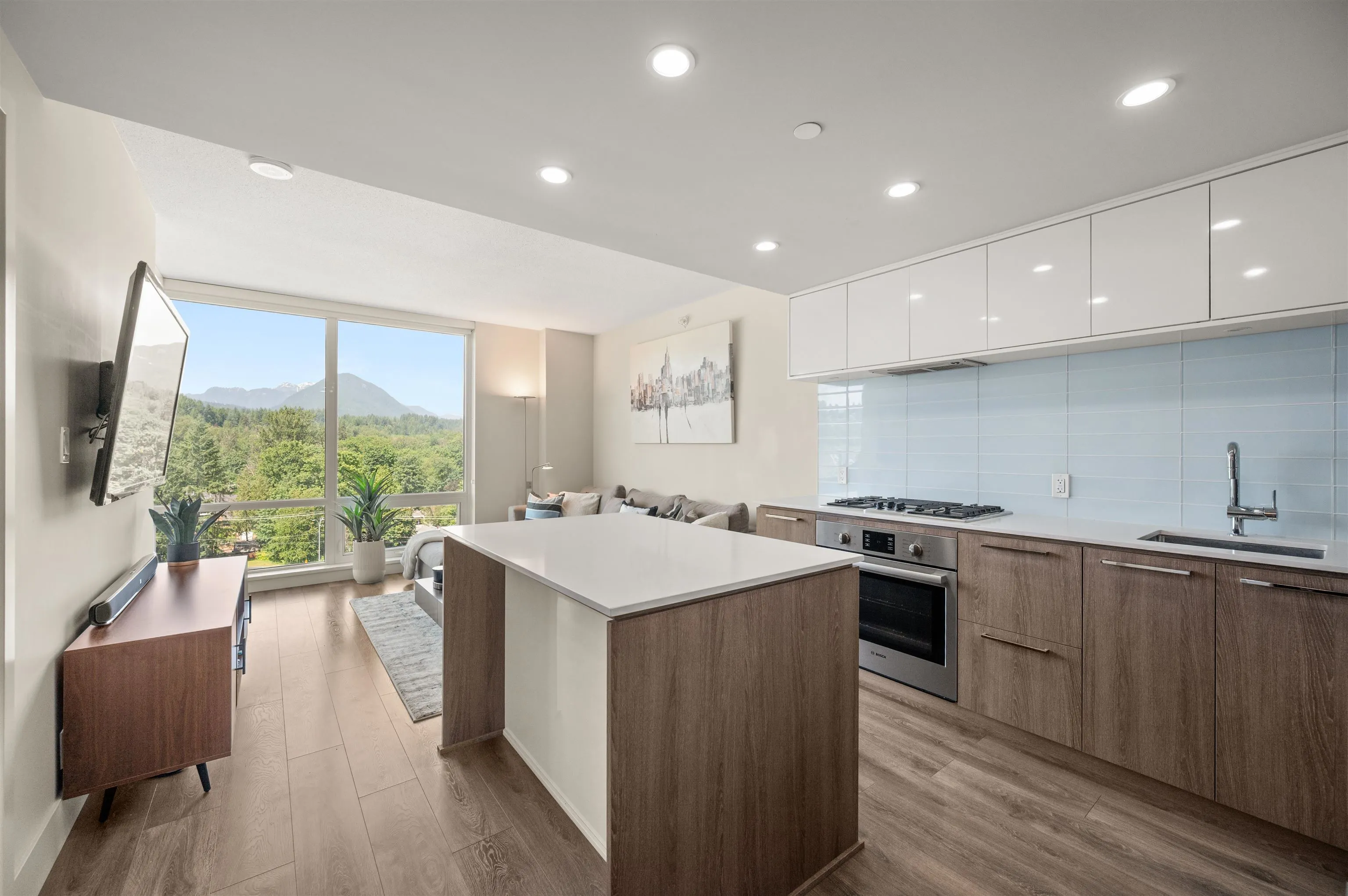 1001 680 Seylynn Crescent