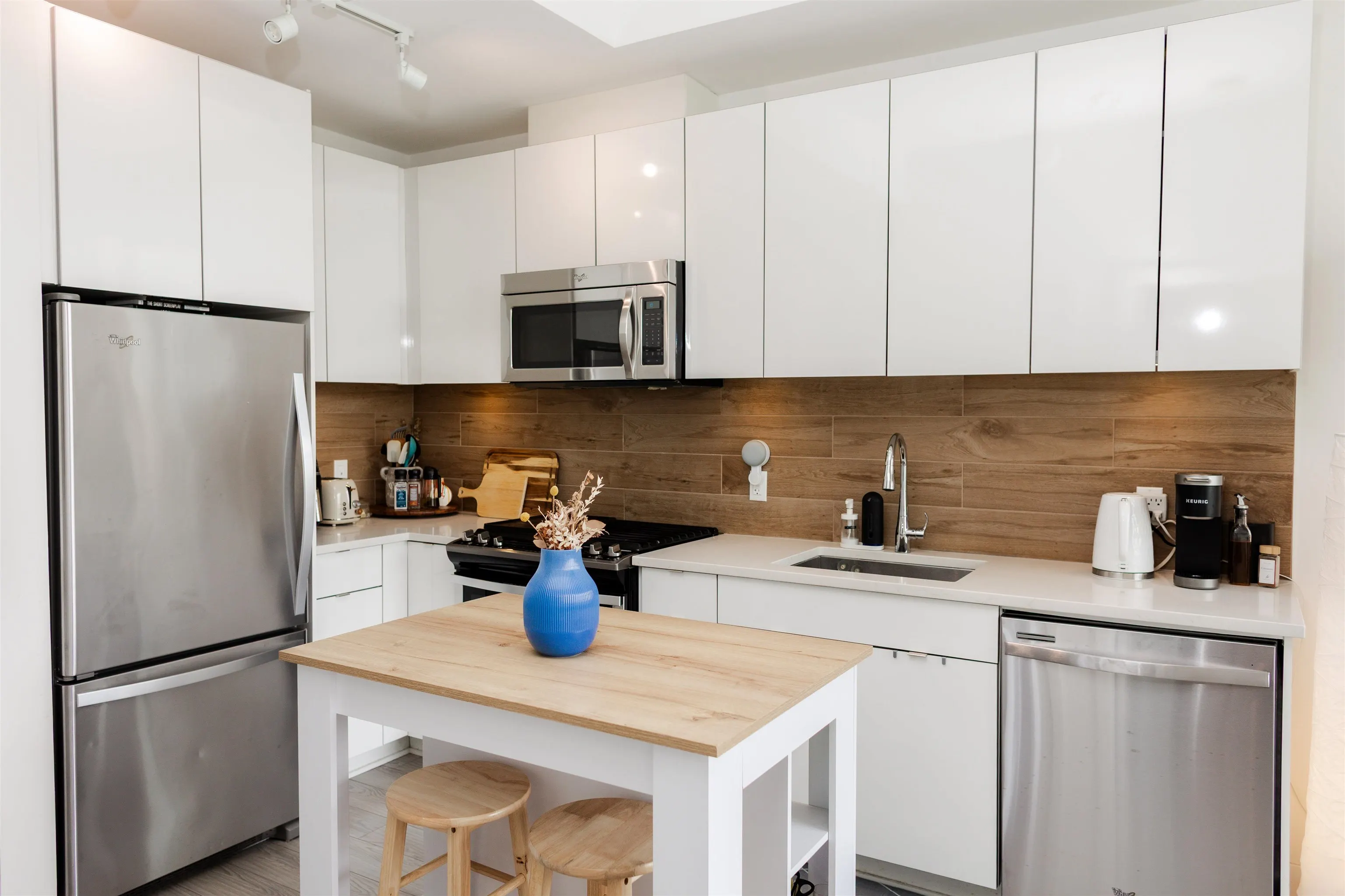 208 200 Nelson's Crescent